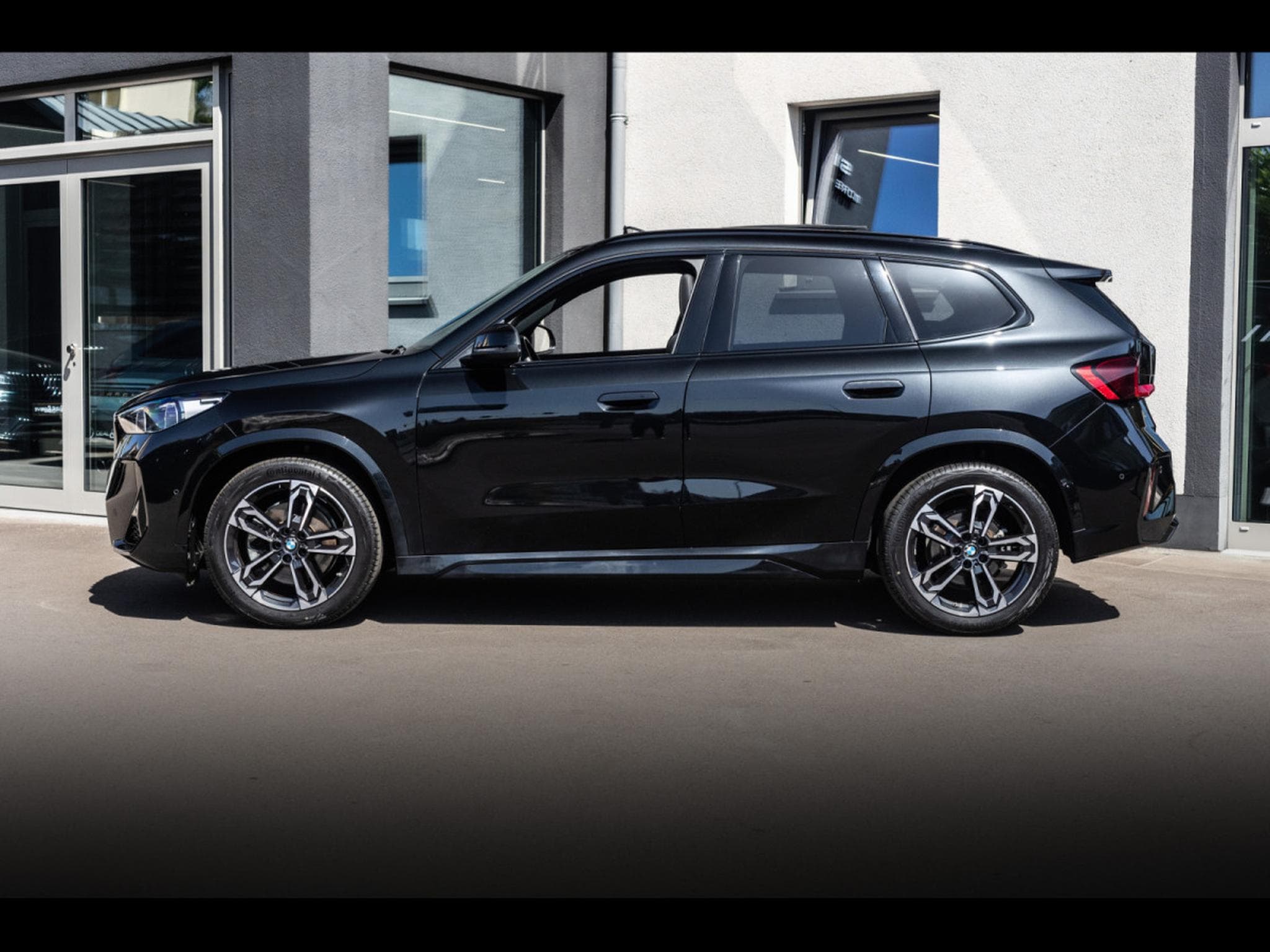 BMW X1 XDRIVE23D M SPORT - BLACK SAPPHIRE METALLIC (2025) - Photo 2