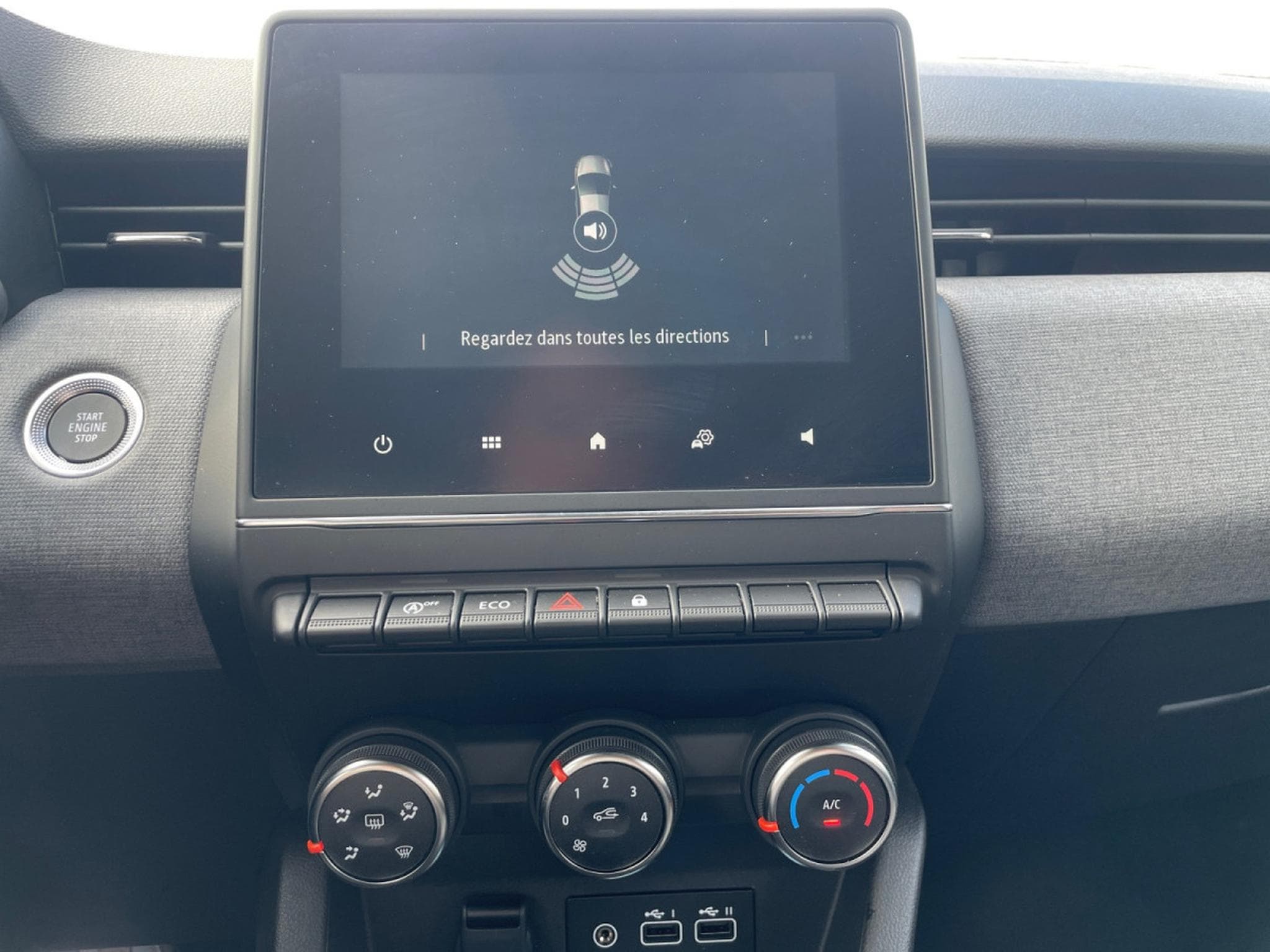 Renault Clio 1.0 TCe Evolution (2025) - Photo 8