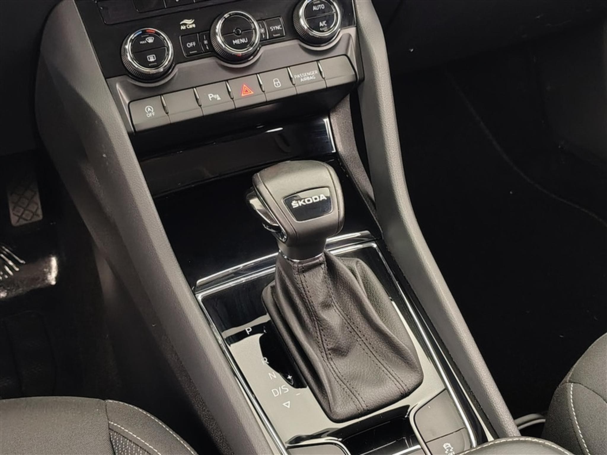 Skoda Karoq 2.0 CR TDi Clever DSG NAVI / CUIR / FULL LED (2023) - Photo 12