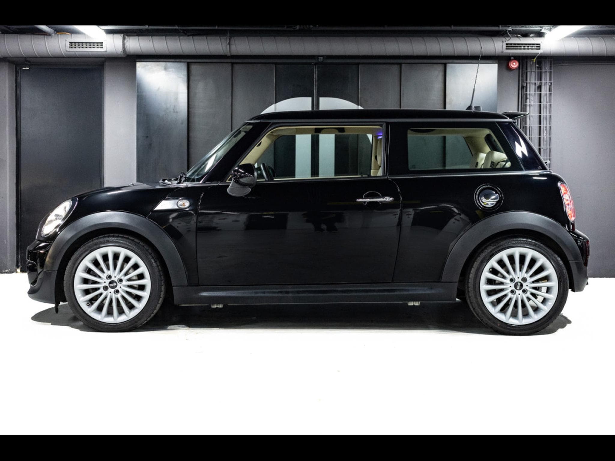 Mini Cooper S (R56) 3 PORTES AUTO GOODWOOD EDITION - 1 OF 1000 - BLACK D (2012) - Foto 2