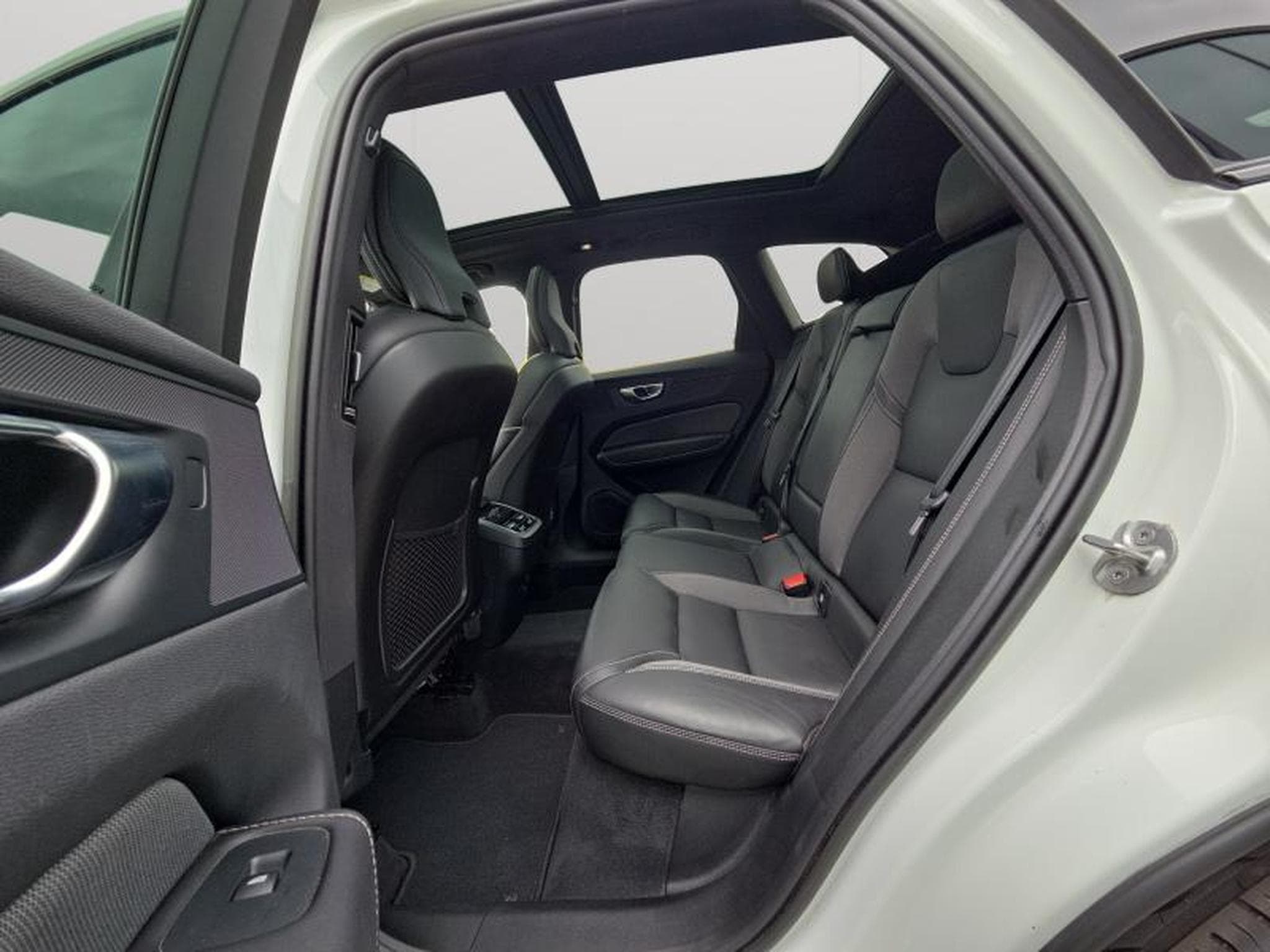 Volvo XC60 Ultimate Dark TOIT PANO (2023) - Photo 13