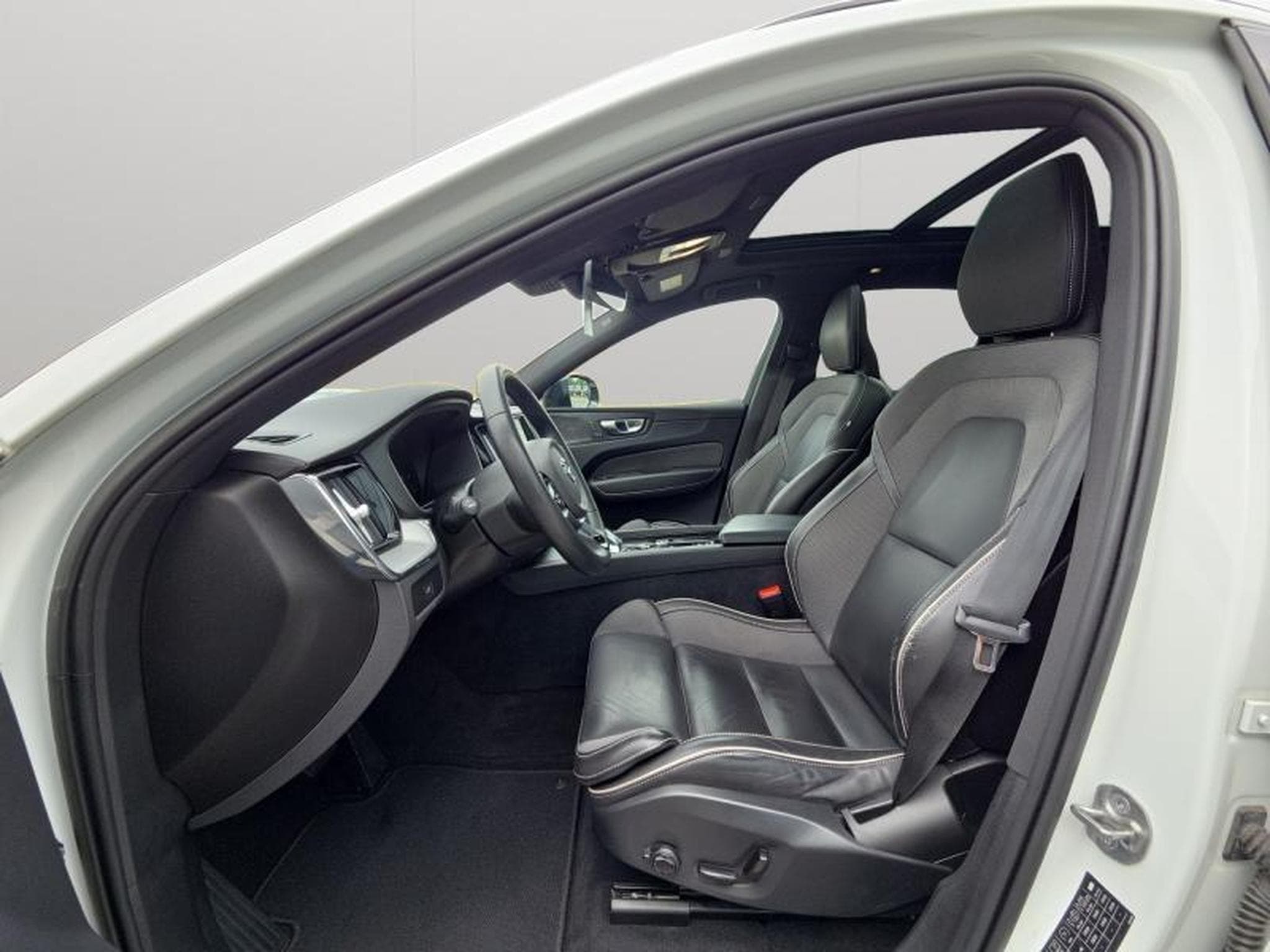 Volvo XC60 Ultimate Dark TOIT PANO (2023) - Photo 9