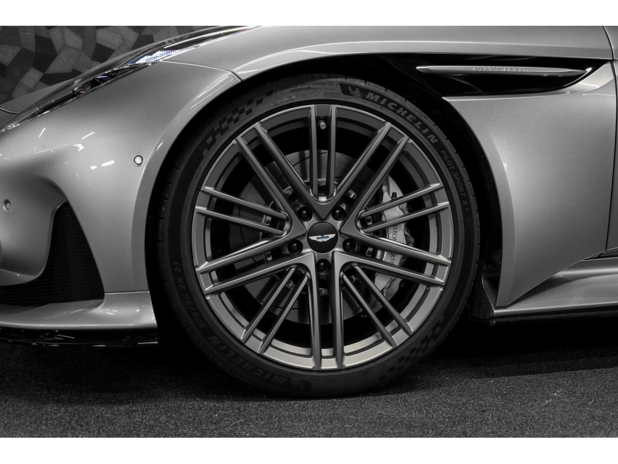 Aston-Martin DB12 V8 Twin Turbo - ALUMINITE SILVER (2024) - Photo 13