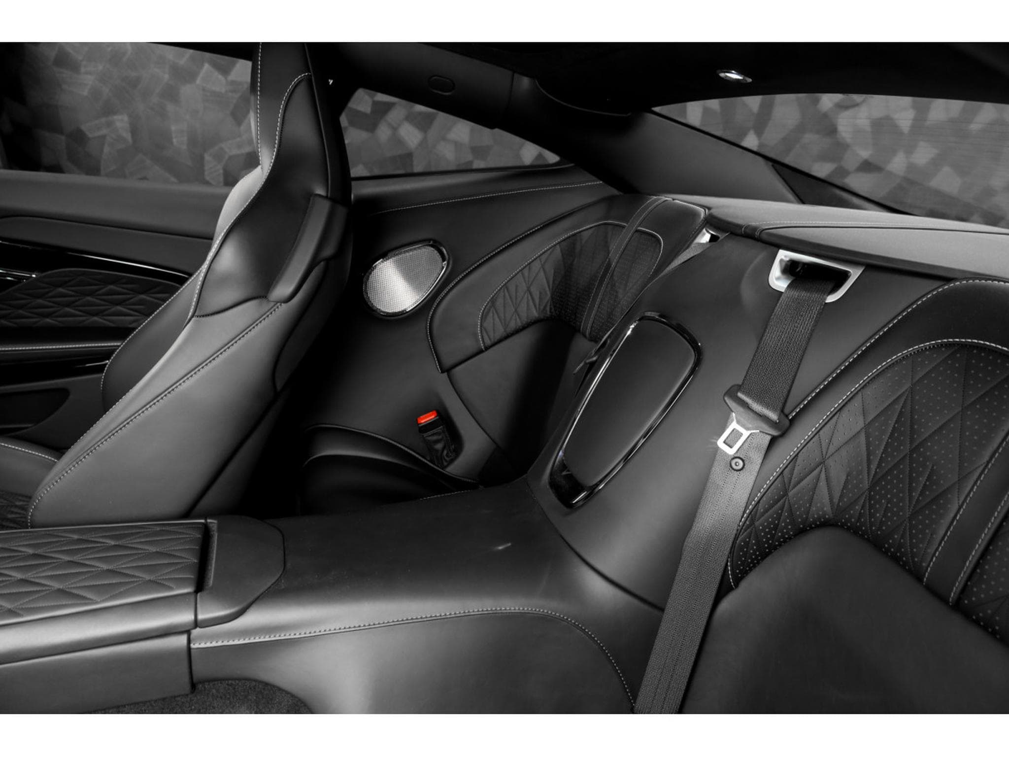 Aston-Martin DB12 V8 Twin Turbo - ALUMINITE SILVER (2024) - Photo 15