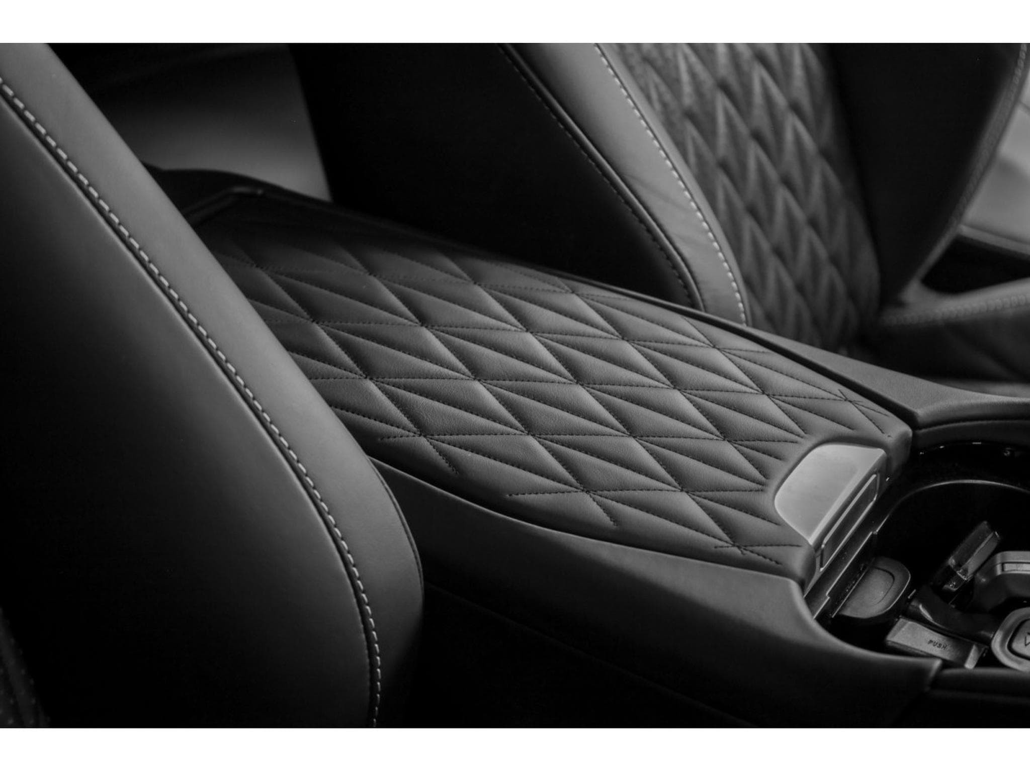 Aston-Martin DB12 V8 Twin Turbo - ALUMINITE SILVER (2024) - Photo 16