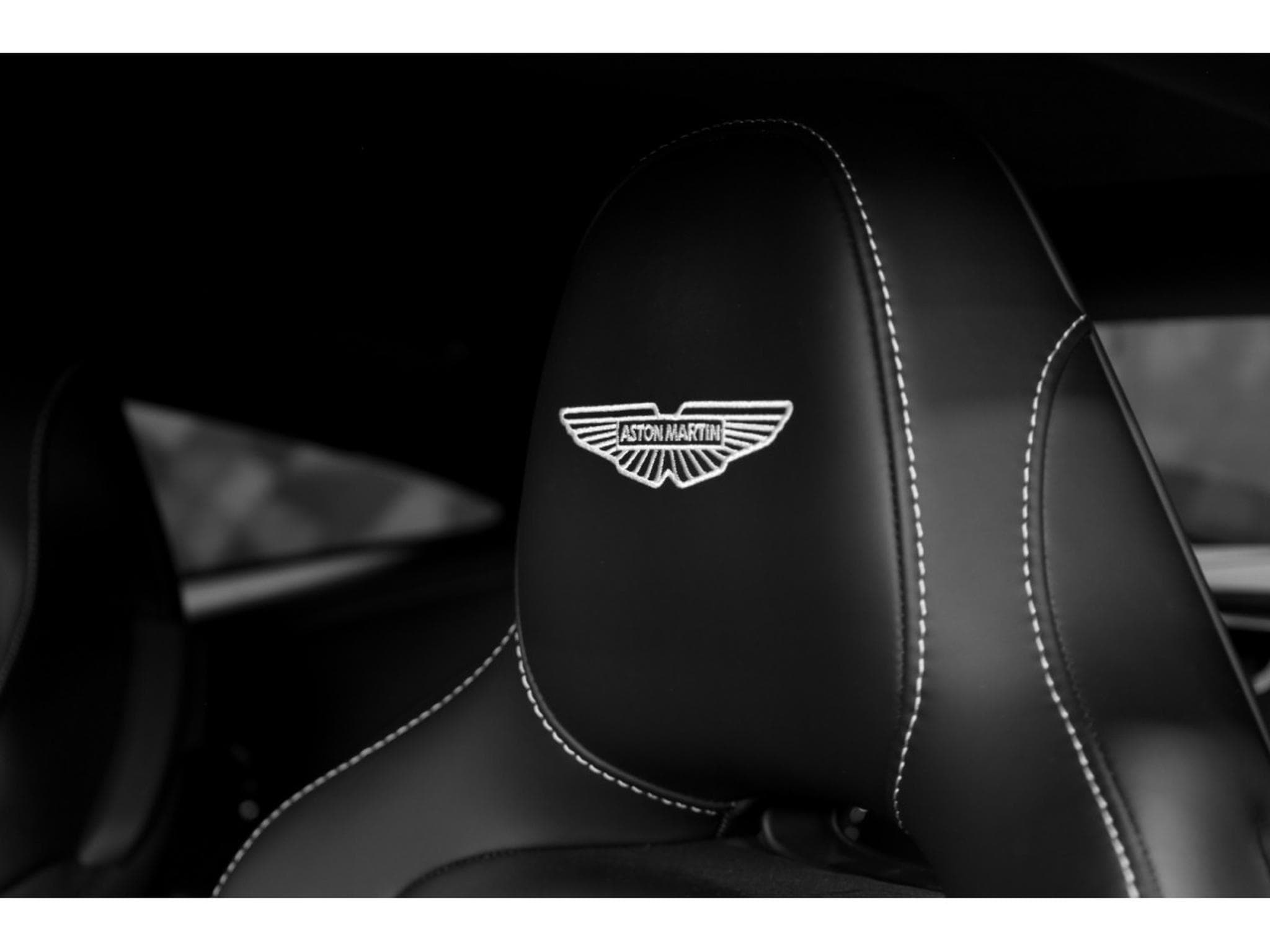 Aston-Martin DB12 V8 Twin Turbo - ALUMINITE SILVER (2024) - Photo 18