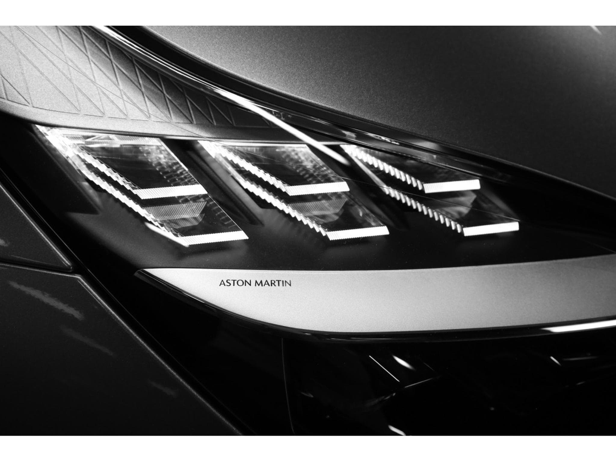 Aston-Martin DB12 V8 Twin Turbo - ALUMINITE SILVER (2024) - Photo 19
