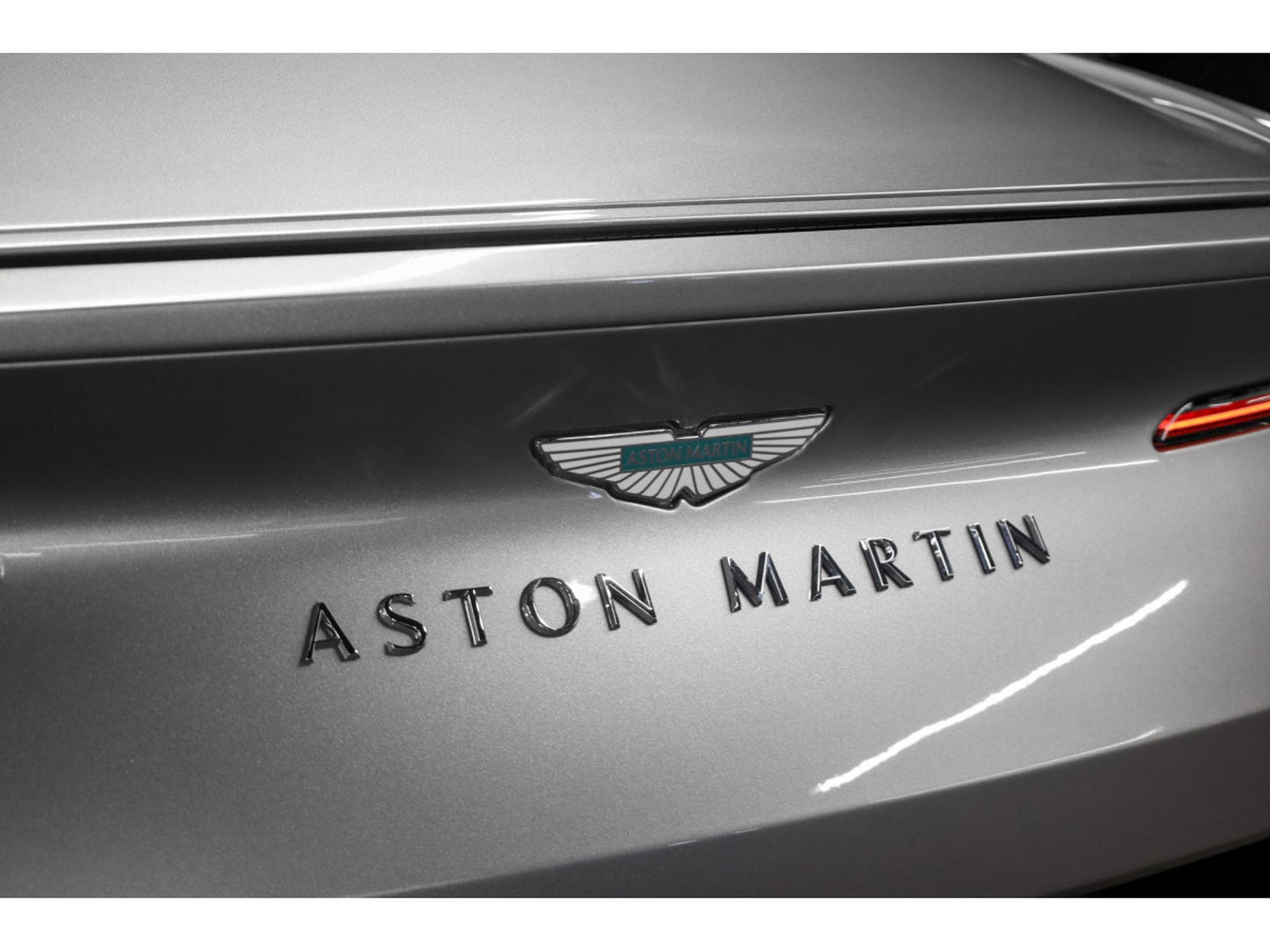 Aston-Martin DB12 V8 Twin Turbo - ALUMINITE SILVER (2024) - Photo 20