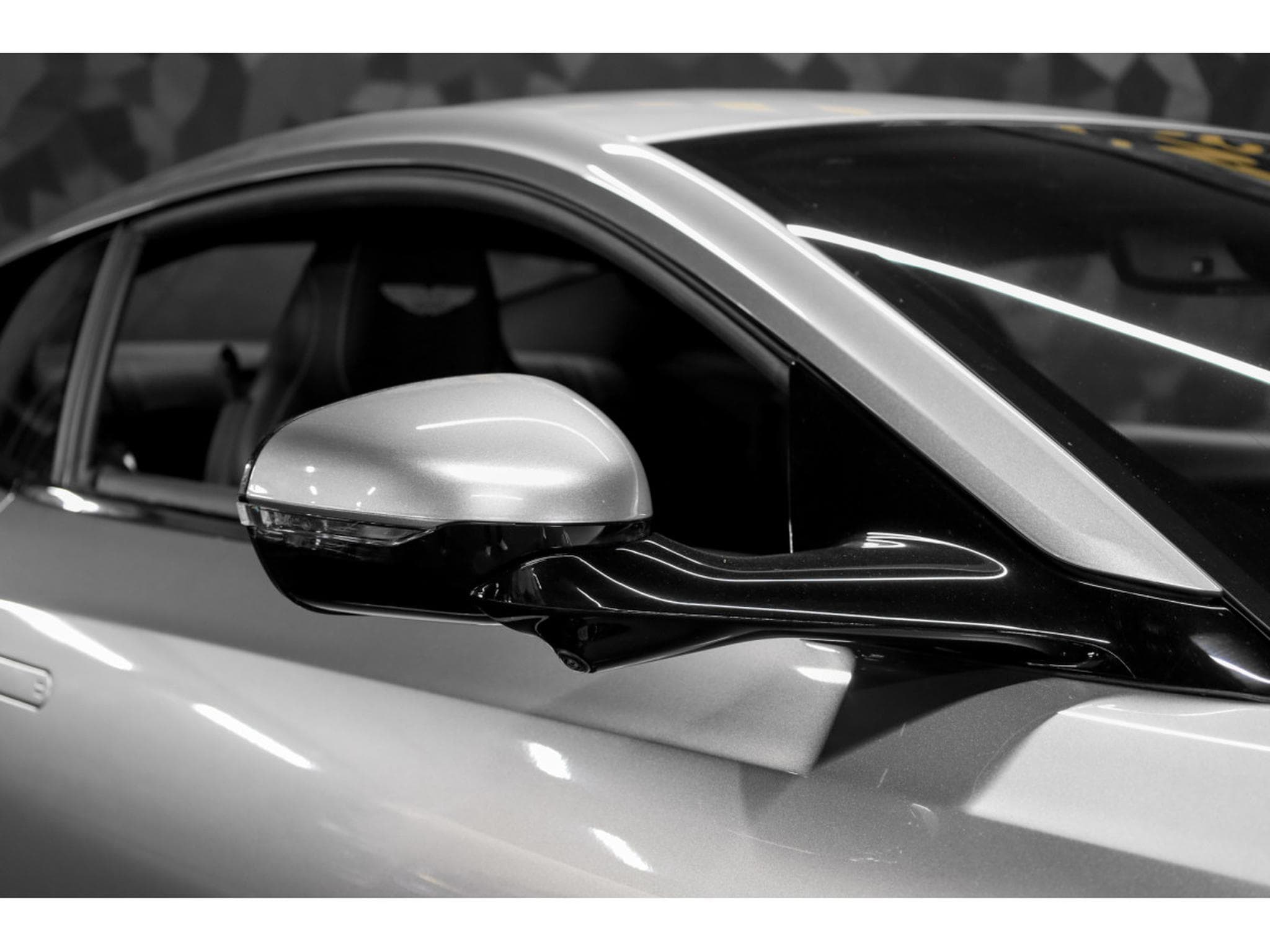 Aston-Martin DB12 V8 Twin Turbo - ALUMINITE SILVER (2024) - Photo 22
