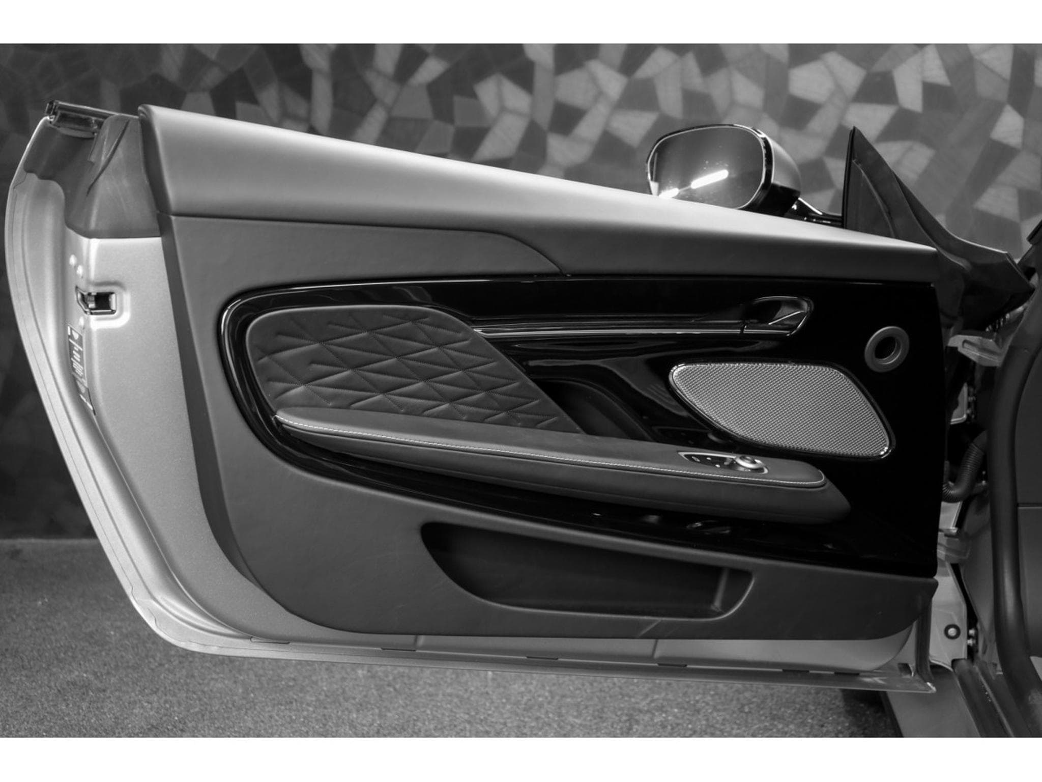 Aston-Martin DB12 V8 Twin Turbo - ALUMINITE SILVER (2024) - Photo 24