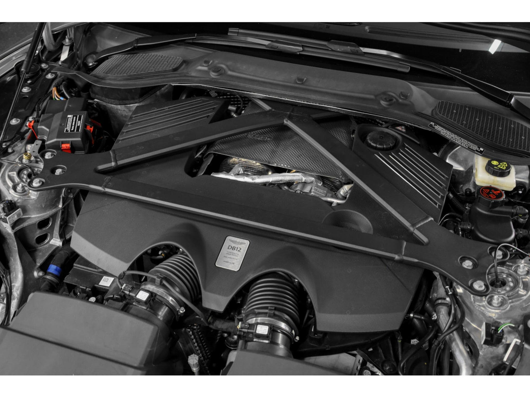 Aston-Martin DB12 V8 Twin Turbo - ALUMINITE SILVER (2024) - Photo 25