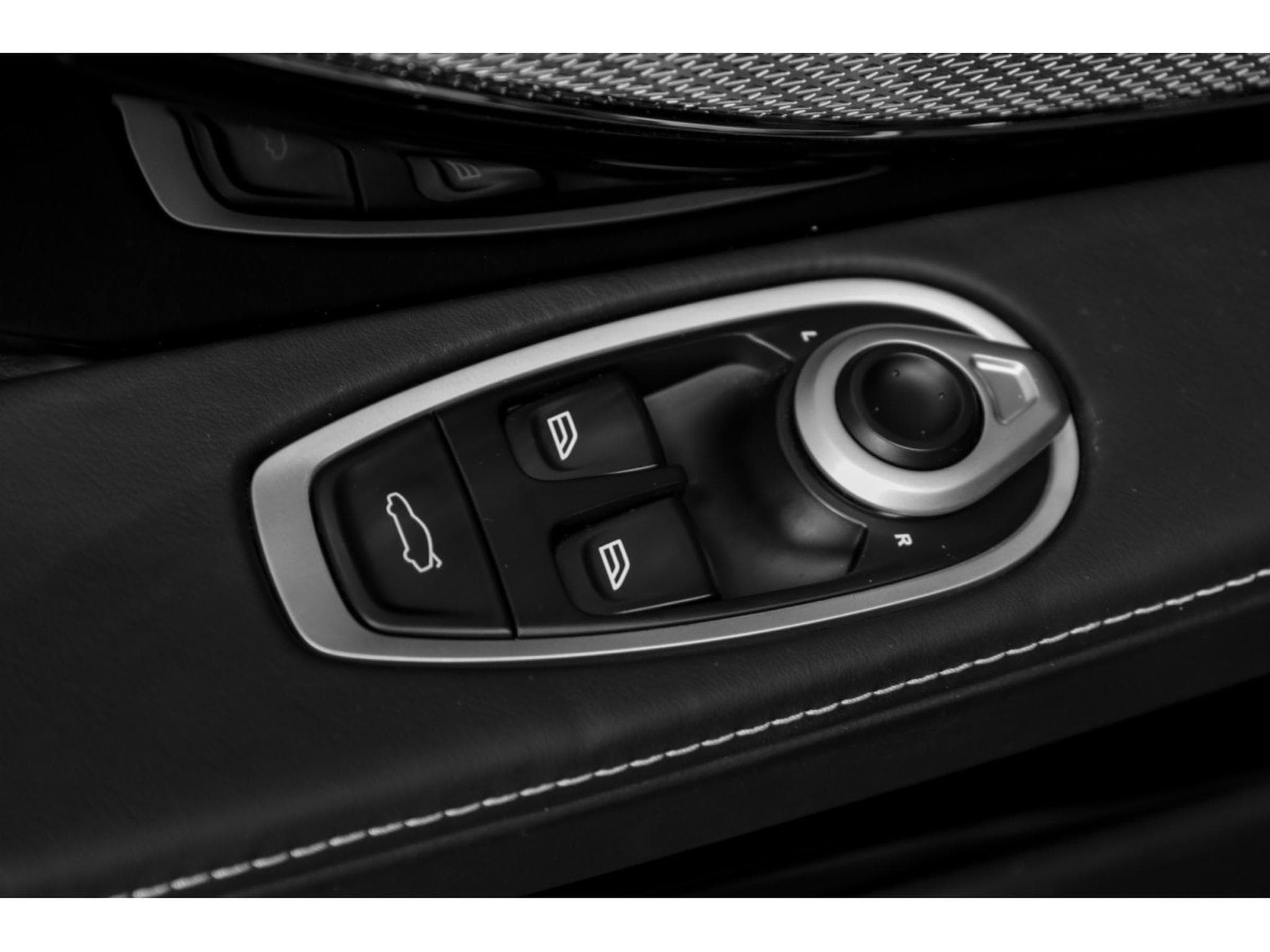 Aston-Martin DB12 V8 Twin Turbo - ALUMINITE SILVER (2024) - Photo 27