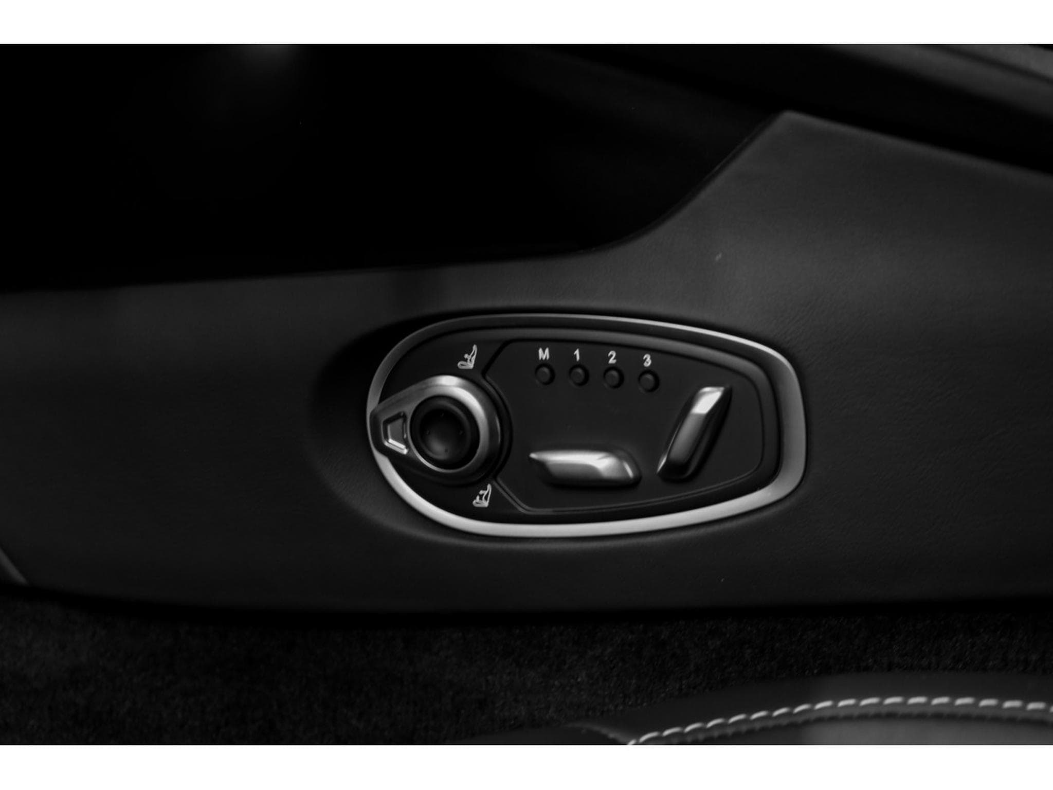 Aston-Martin DB12 V8 Twin Turbo - ALUMINITE SILVER (2024) - Photo 30