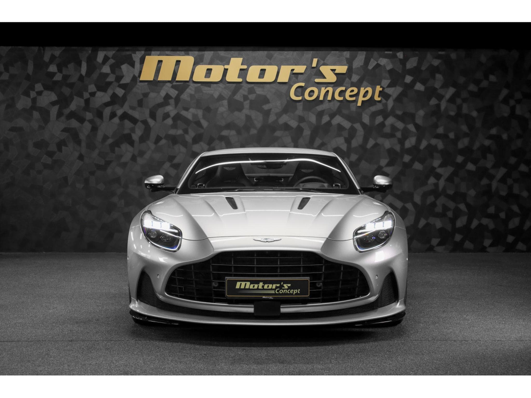 Aston-Martin DB12 V8 Twin Turbo - ALUMINITE SILVER (2024) - Photo 4