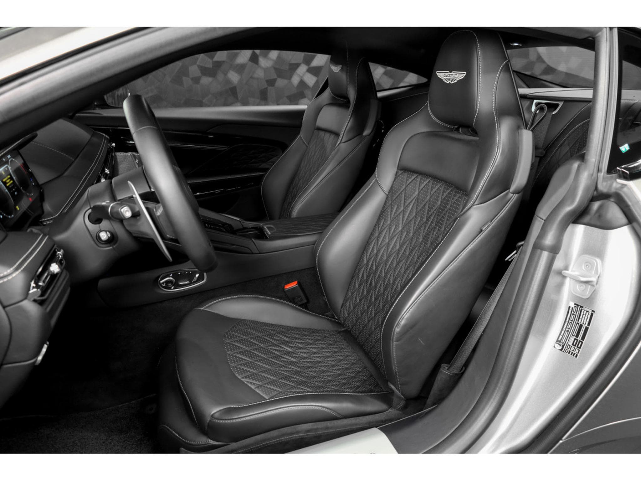 Aston-Martin DB12 V8 Twin Turbo - ALUMINITE SILVER (2024) - Photo 9