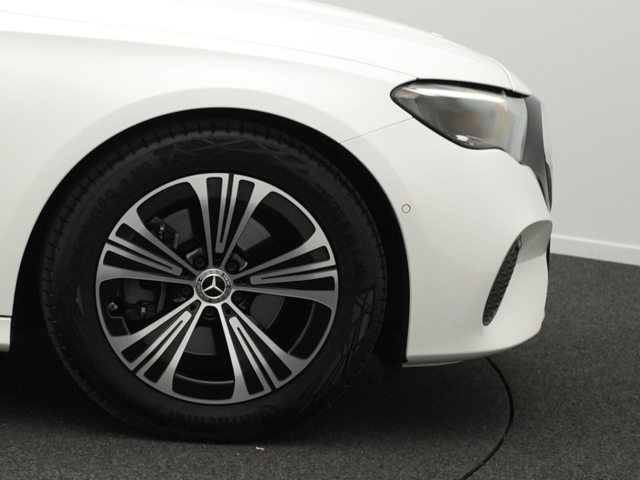 Mercedes E 200 Avantgarde LED+Kamera+Totw+MBUX (2025) - Foto 8