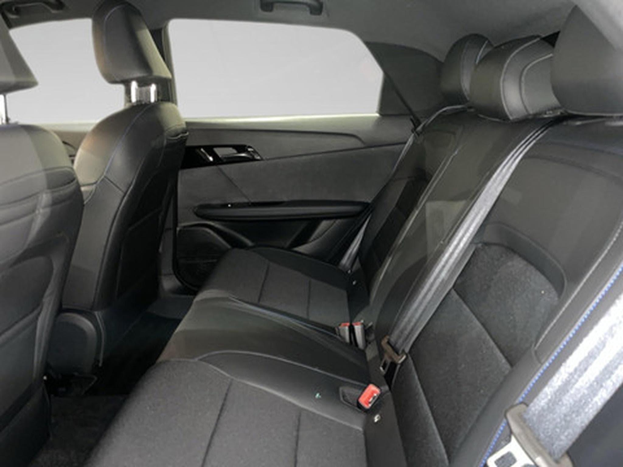 MG MG4 LUXURY (2023) - Photo 11