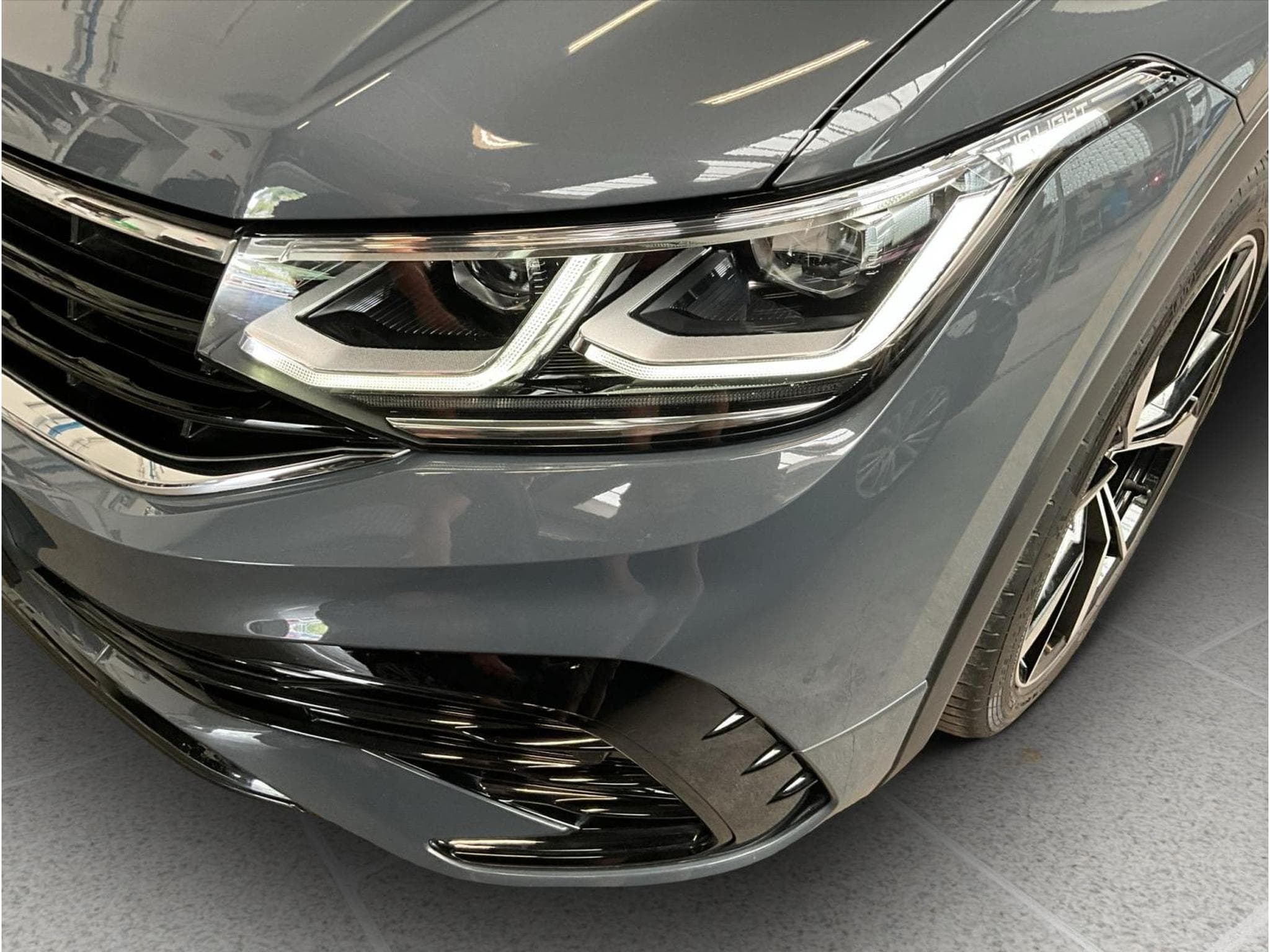 VW Tiguan R-Line+DSG+PHEV+Black-Style+Pano+AHK+RearView (2023) - Foto 18