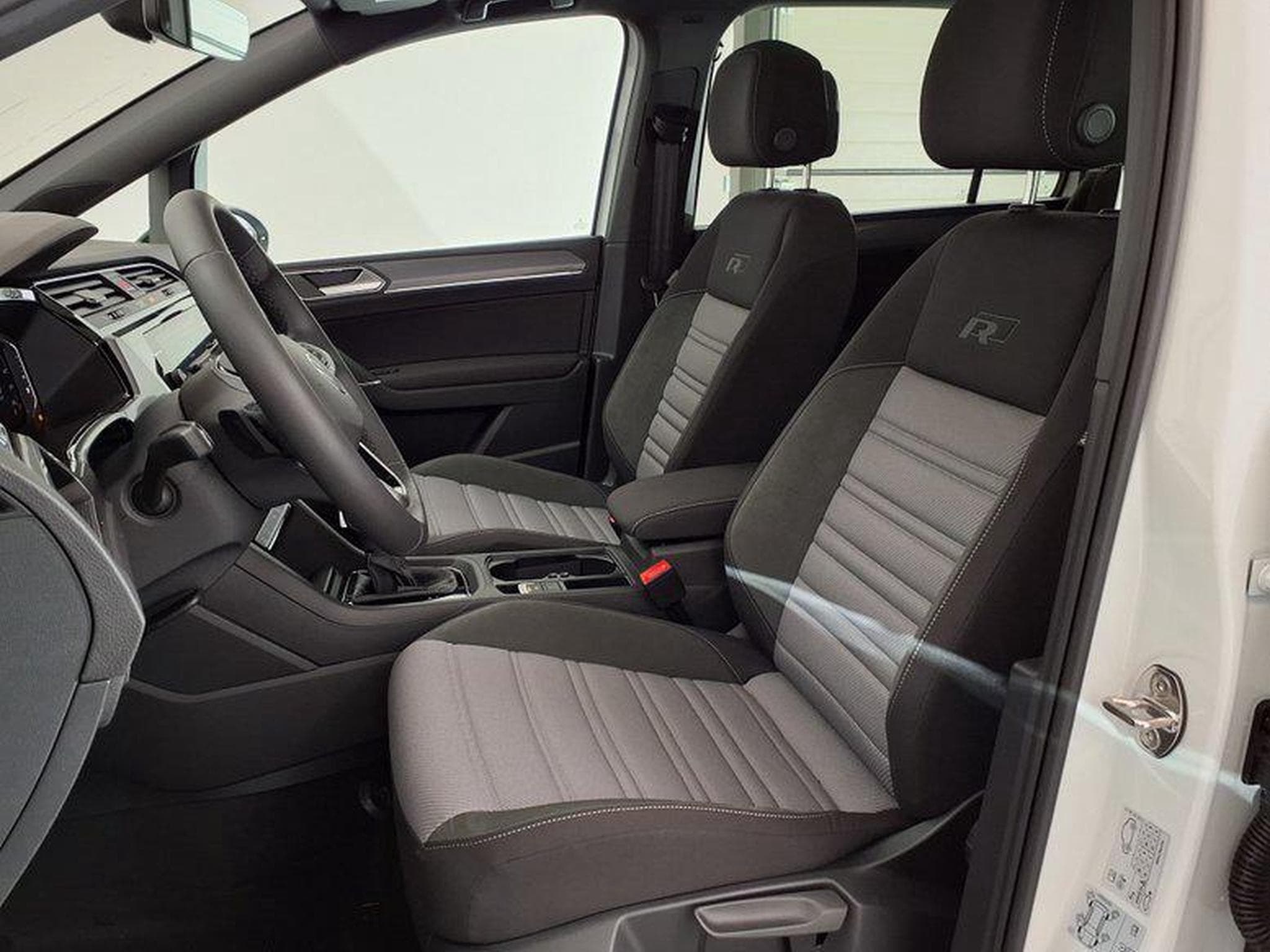 VW Touran Highline R-Line 2.0 TDI 7-Gang-DSG (2026) - Photo 9