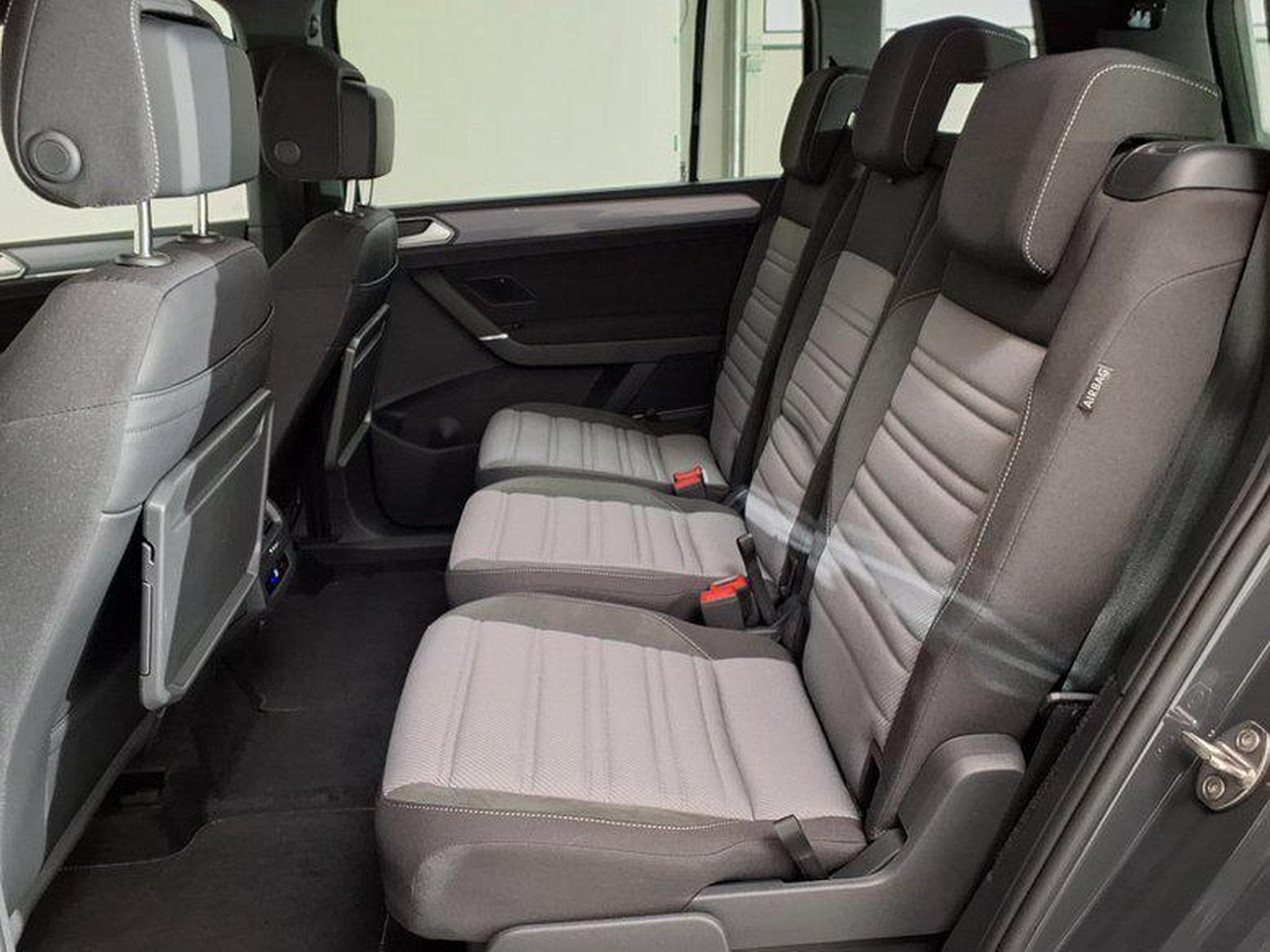 VW Touran Highline R-Line 2.0 TDI 7-Gang-DSG (2026) - Photo 10