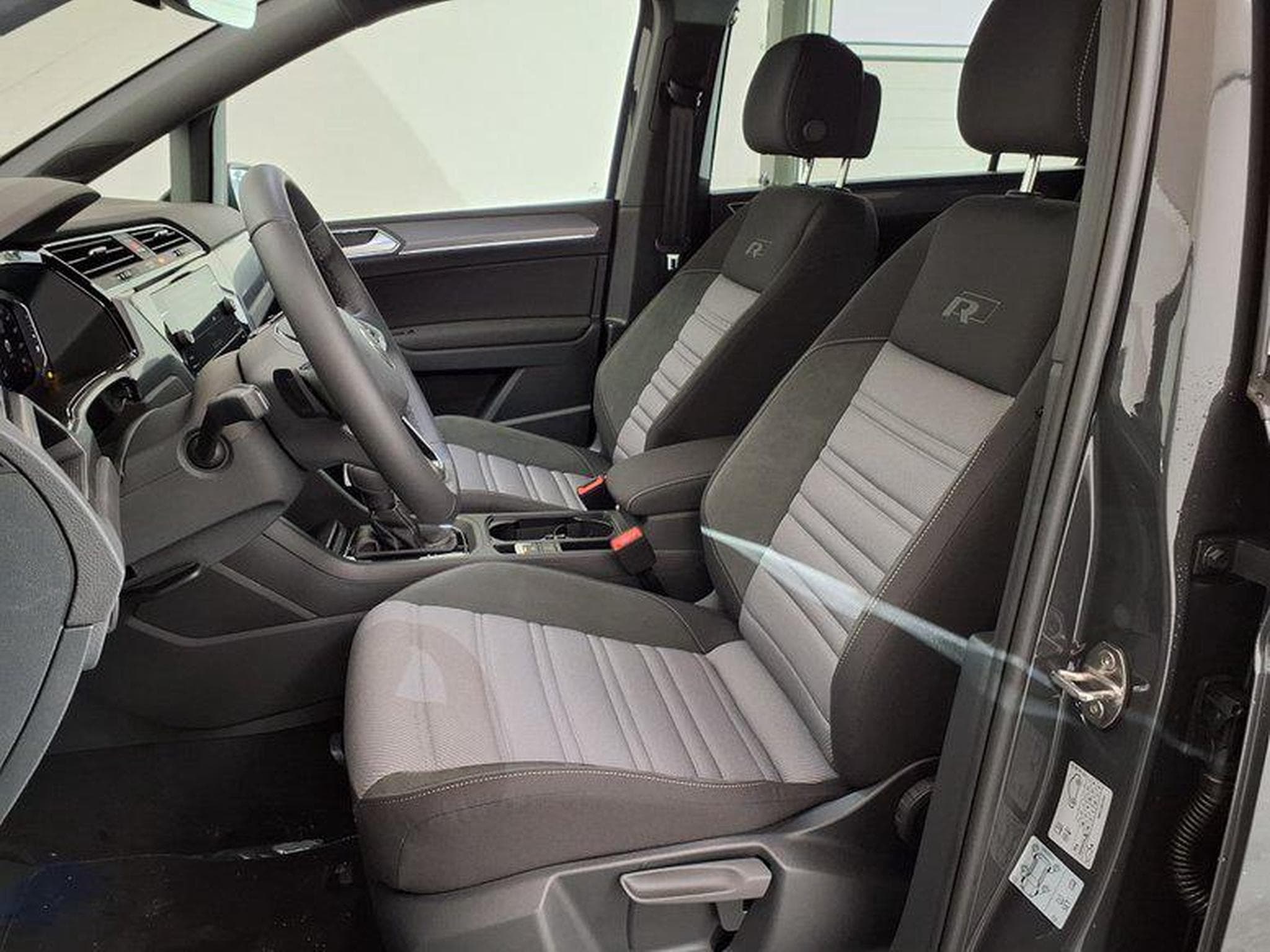 VW Touran Highline R-Line 2.0 TDI 7-Gang-DSG (2026) - Photo 9