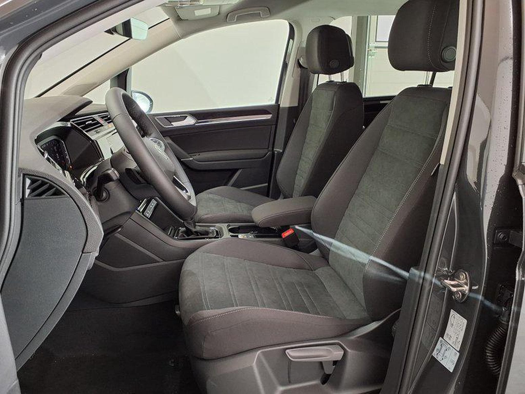 VW Touran Highline R-Line 2.0 TDI 7-Gang-DSG (2026) - Photo 9