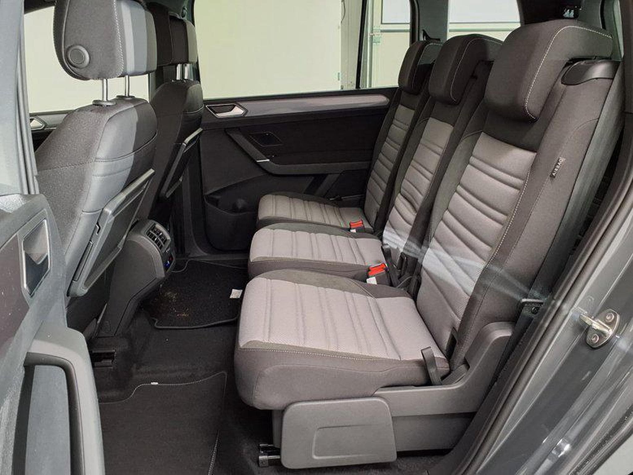 VW Touran Highline R-Line 1.5 TSI 7-Gang-DSG (2026) - Photo 10