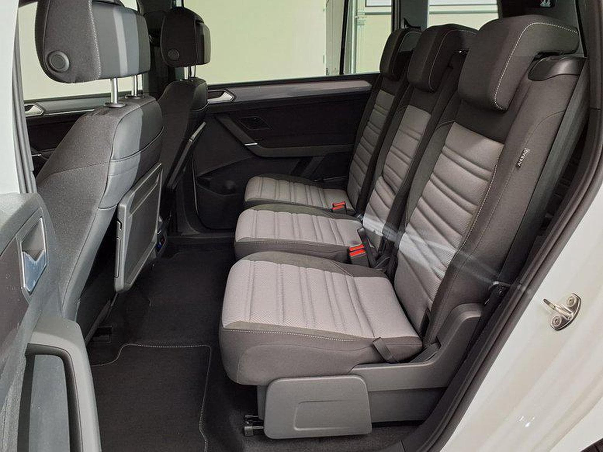 VW Touran Highline R-Line 1.5 TSI 7-Gang-DSG (2026) - Photo 10