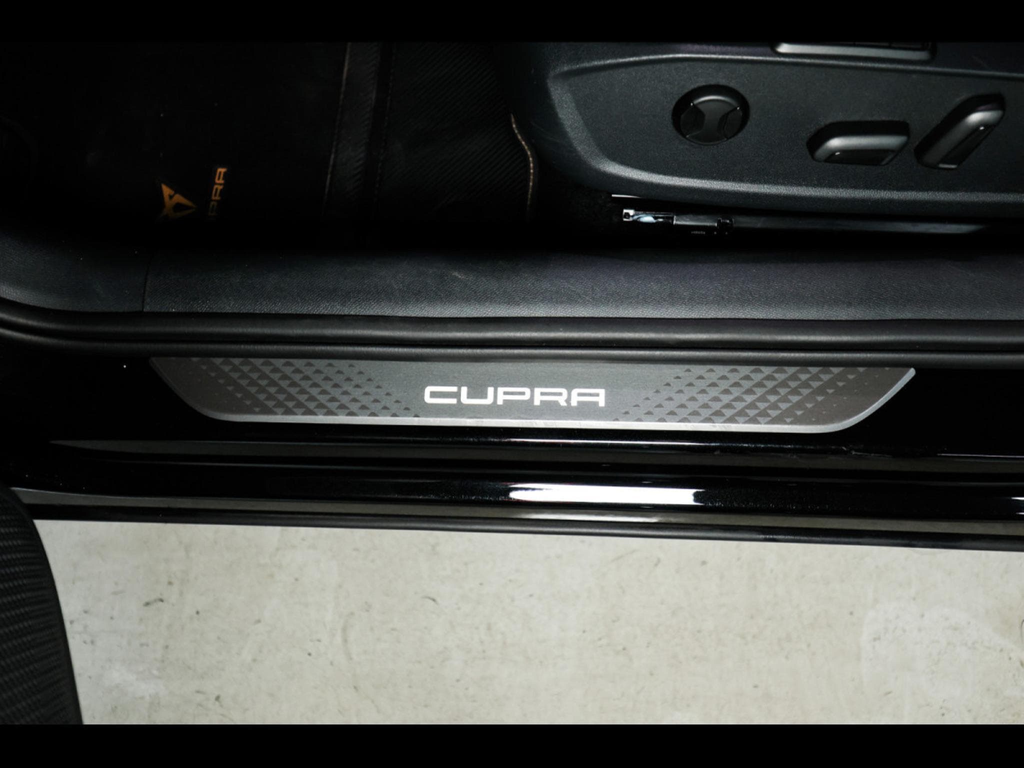 Cupra Formentor VZ 2.0 TSI 333 DSG7 4DRIVE (FACELIFT) - MIDNIGHT BLACK (2025) - Foto 25