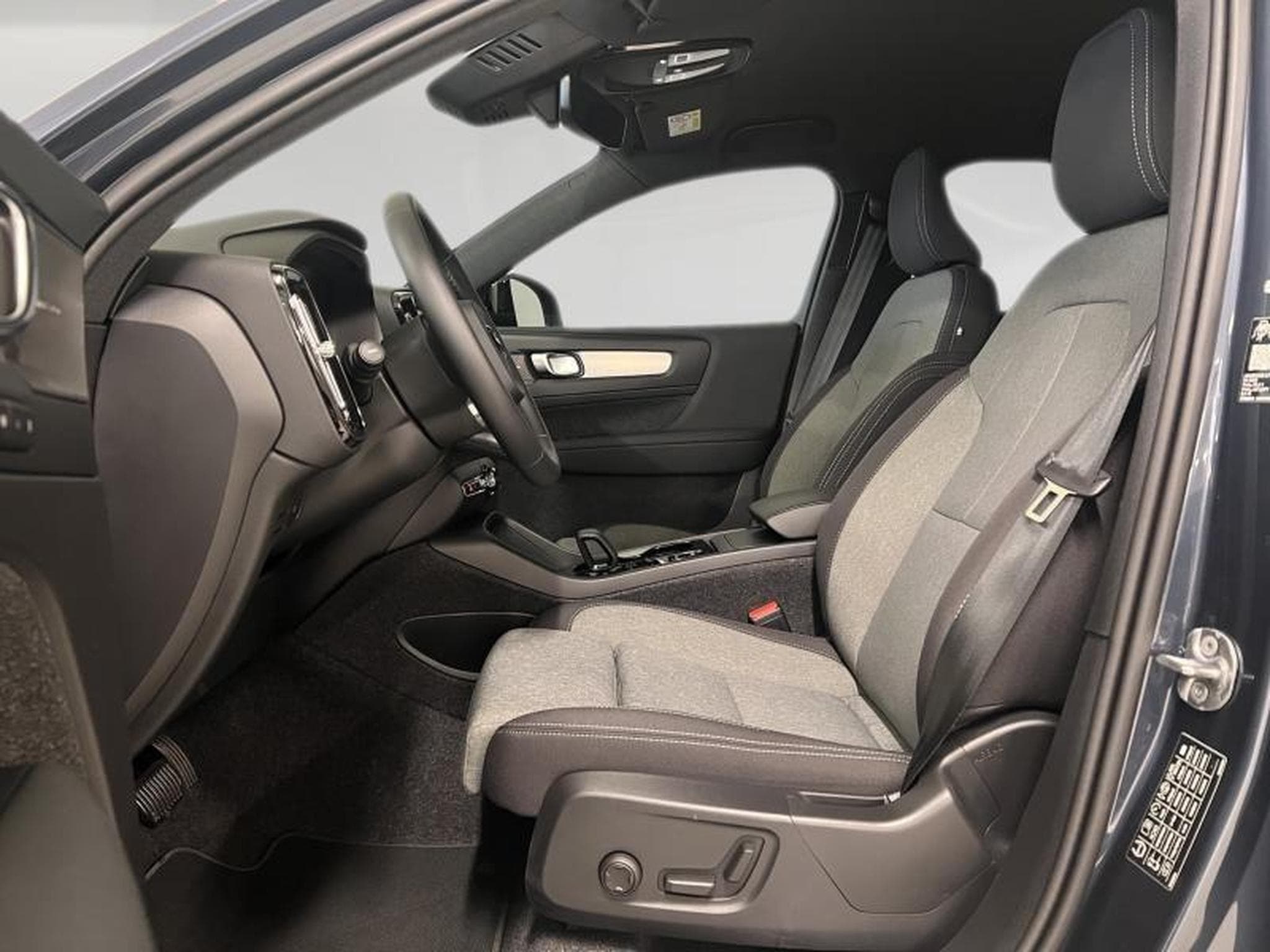 Volvo XC40 Black-Edition Plus (2025) - Photo 10