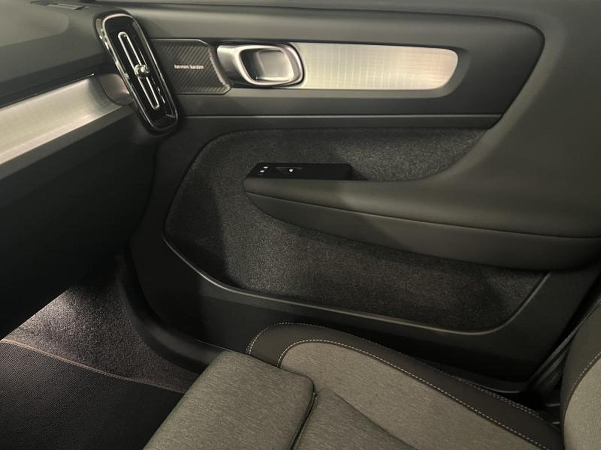 Volvo XC40 Black-Edition Plus (2025) - Photo 12