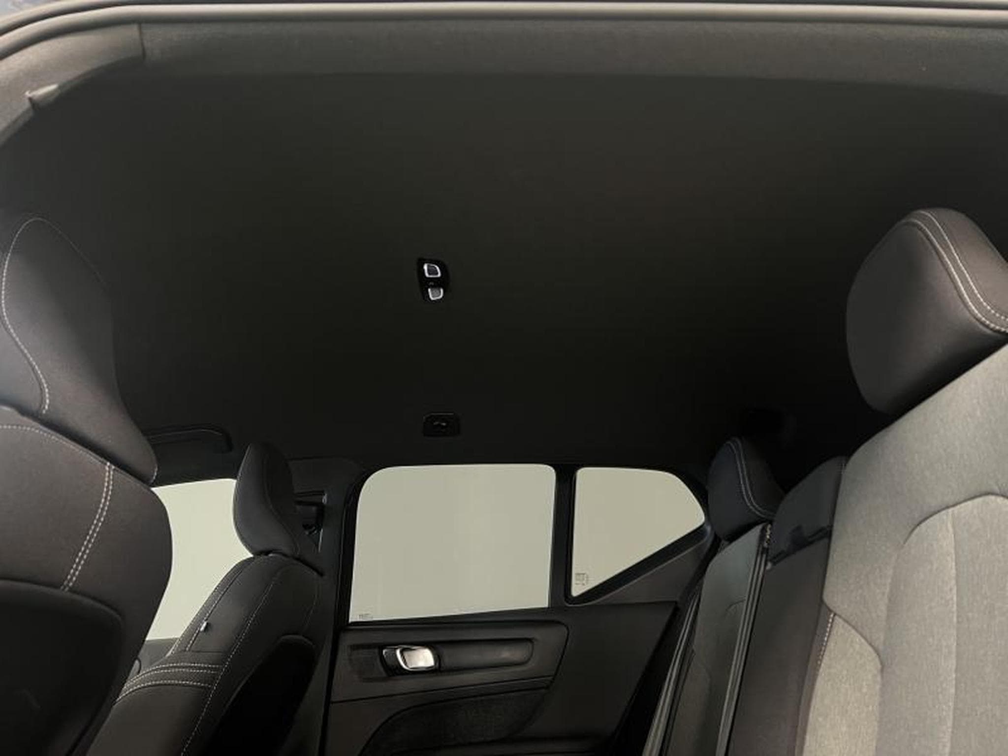 Volvo XC40 Black-Edition Plus (2025) - Photo 13