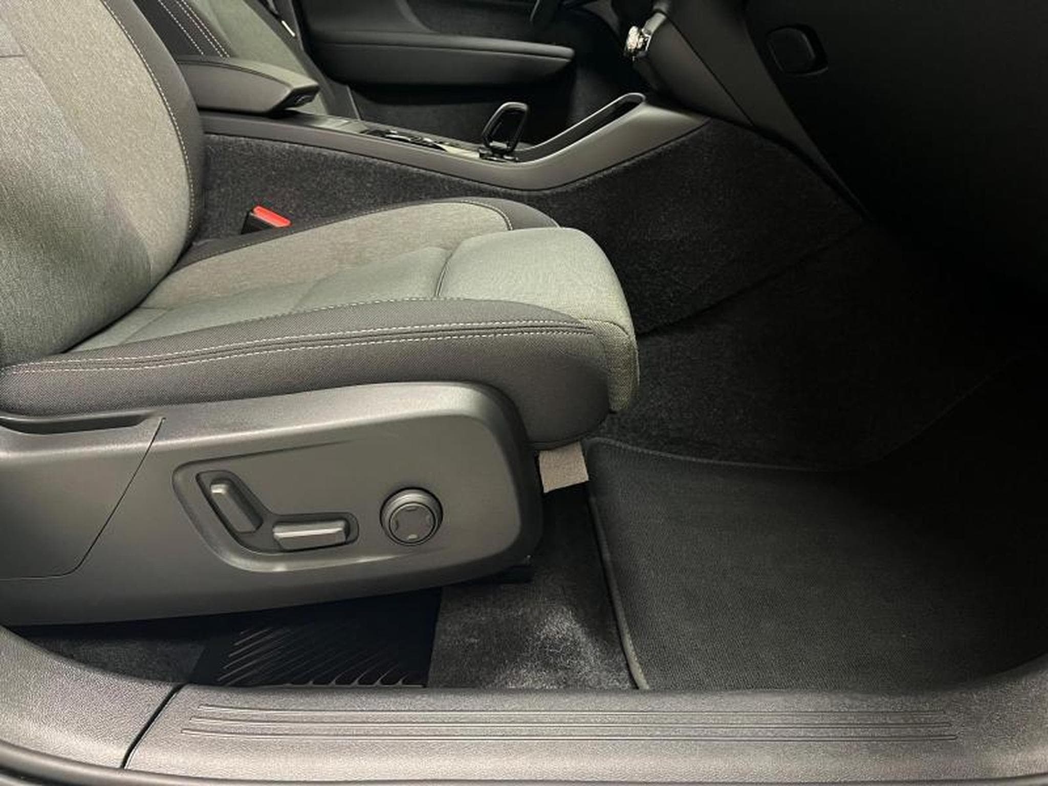 Volvo XC40 Black-Edition Plus (2025) - Photo 14