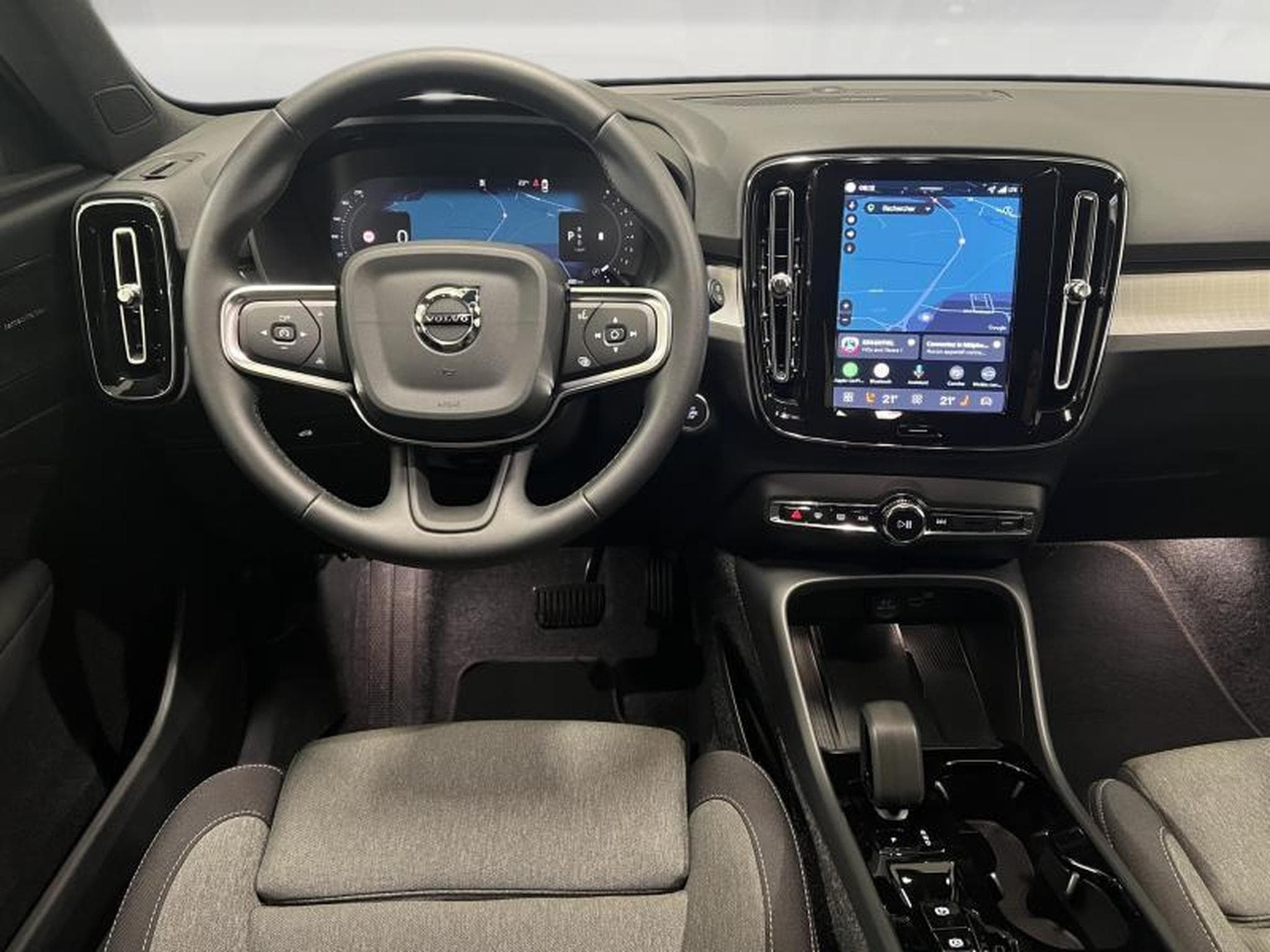 Volvo XC40 Black-Edition Plus (2025) - Photo 16
