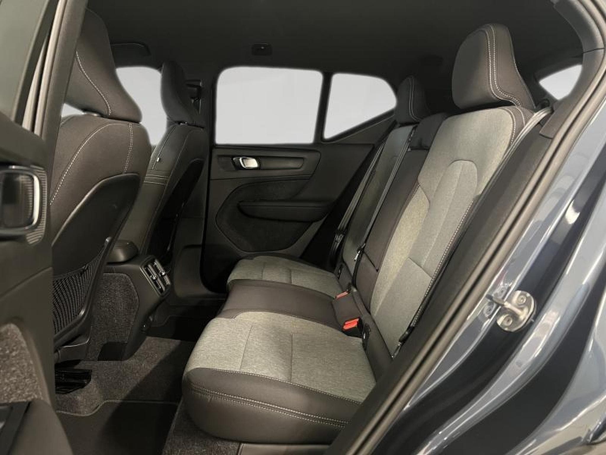 Volvo XC40 Black-Edition Plus (2025) - Photo 17