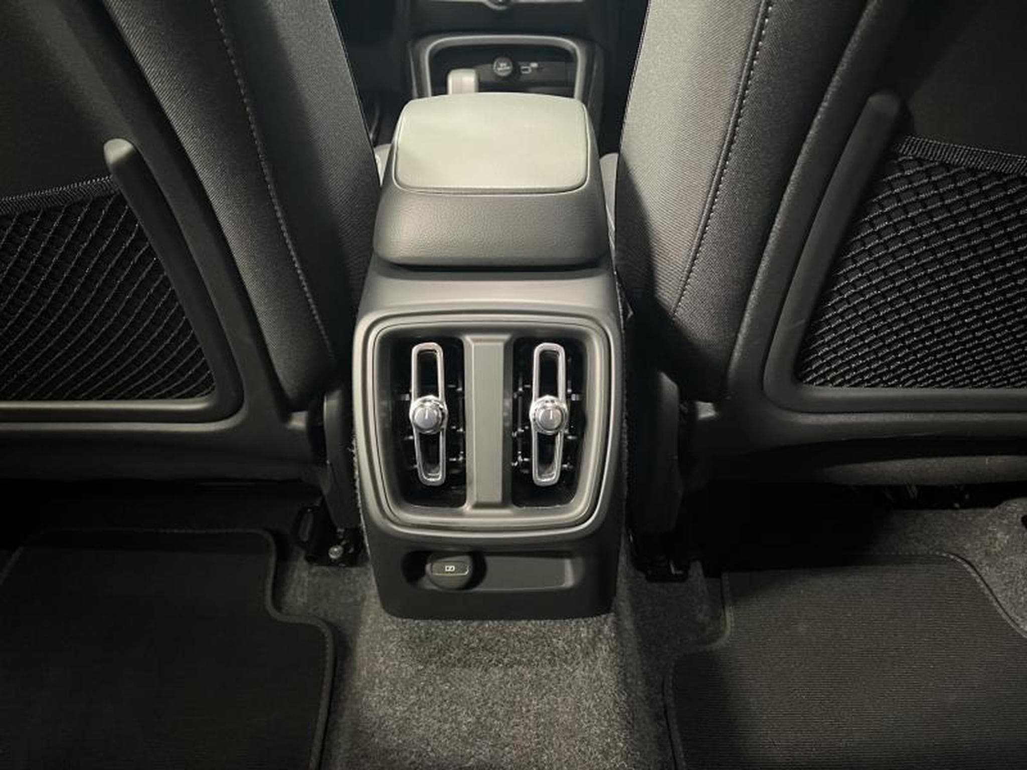 Volvo XC40 Black-Edition Plus (2025) - Photo 18