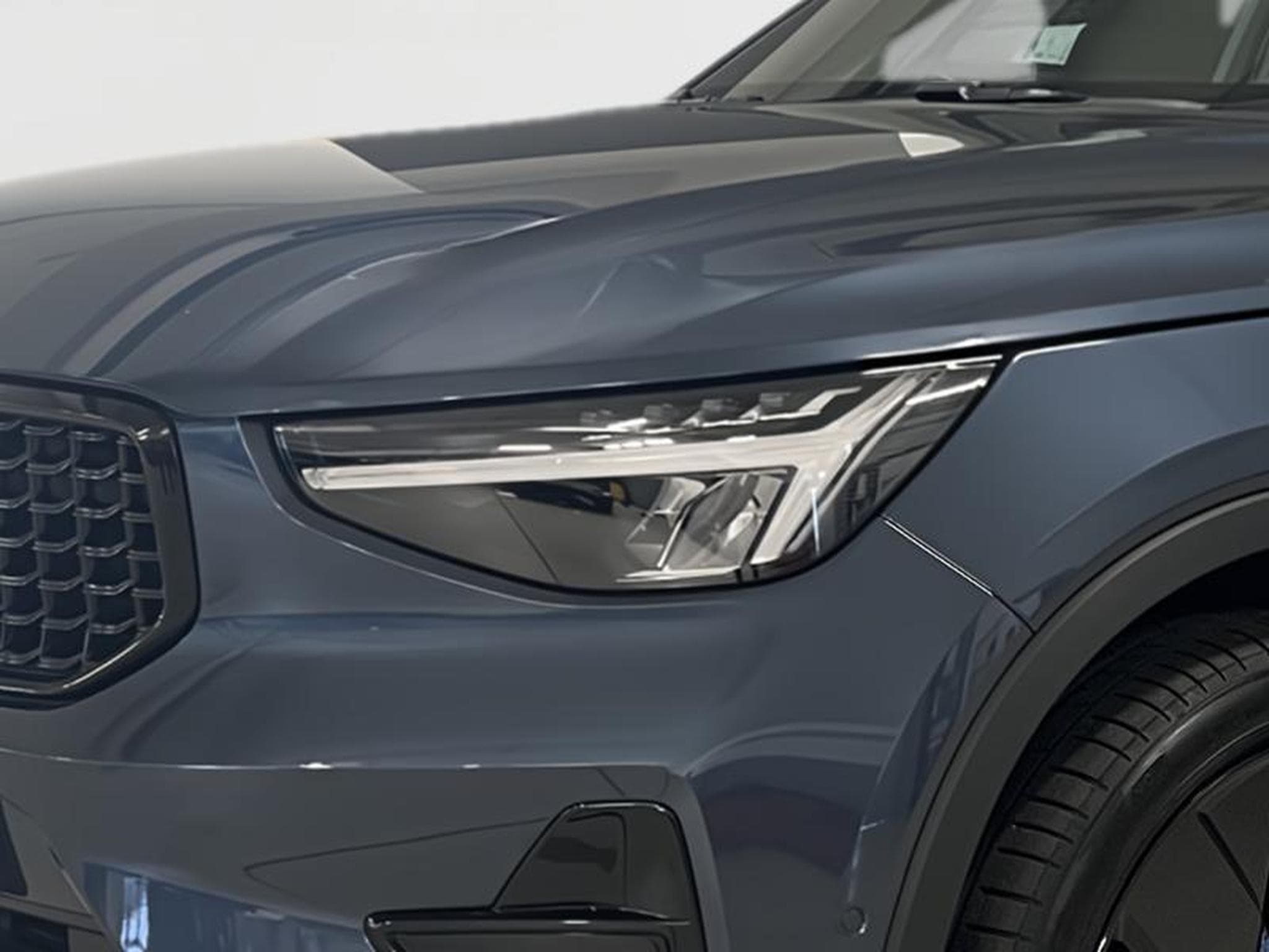 Volvo XC40 Black-Edition Plus (2025) - Photo 3