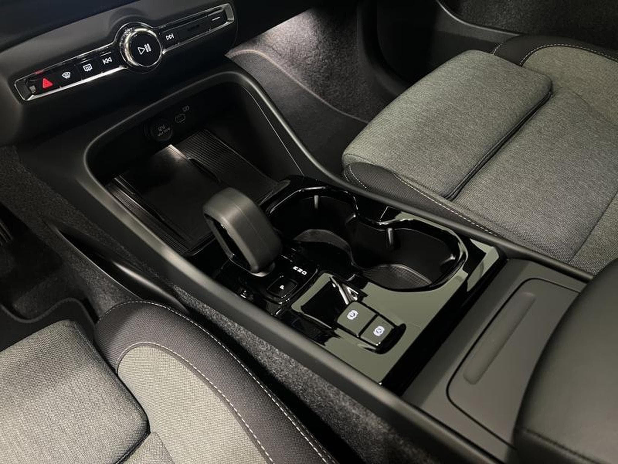 Volvo XC40 Black-Edition Plus (2025) - Photo 8