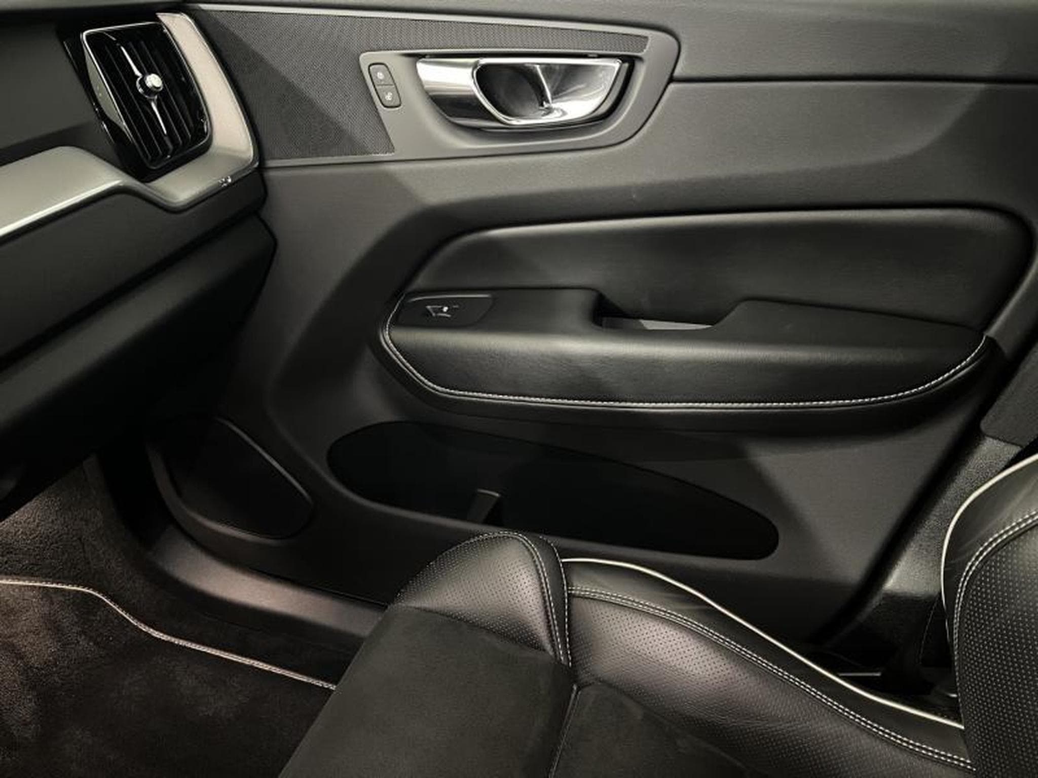 Volvo XC60 R-Design (2018) - Photo 12