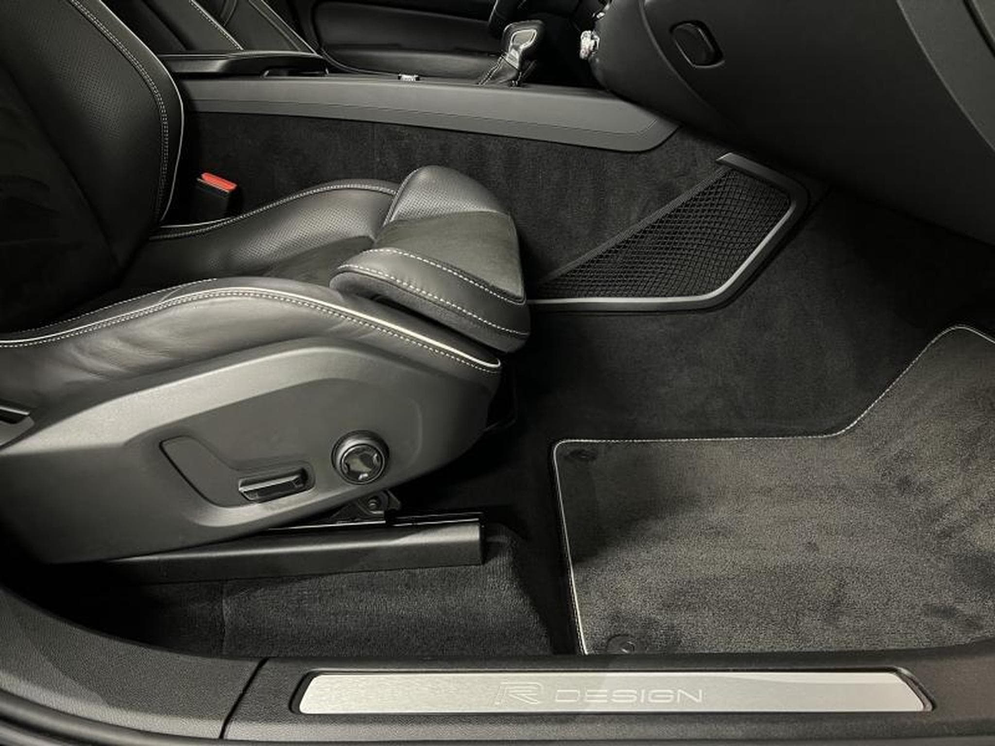 Volvo XC60 R-Design (2018) - Photo 14
