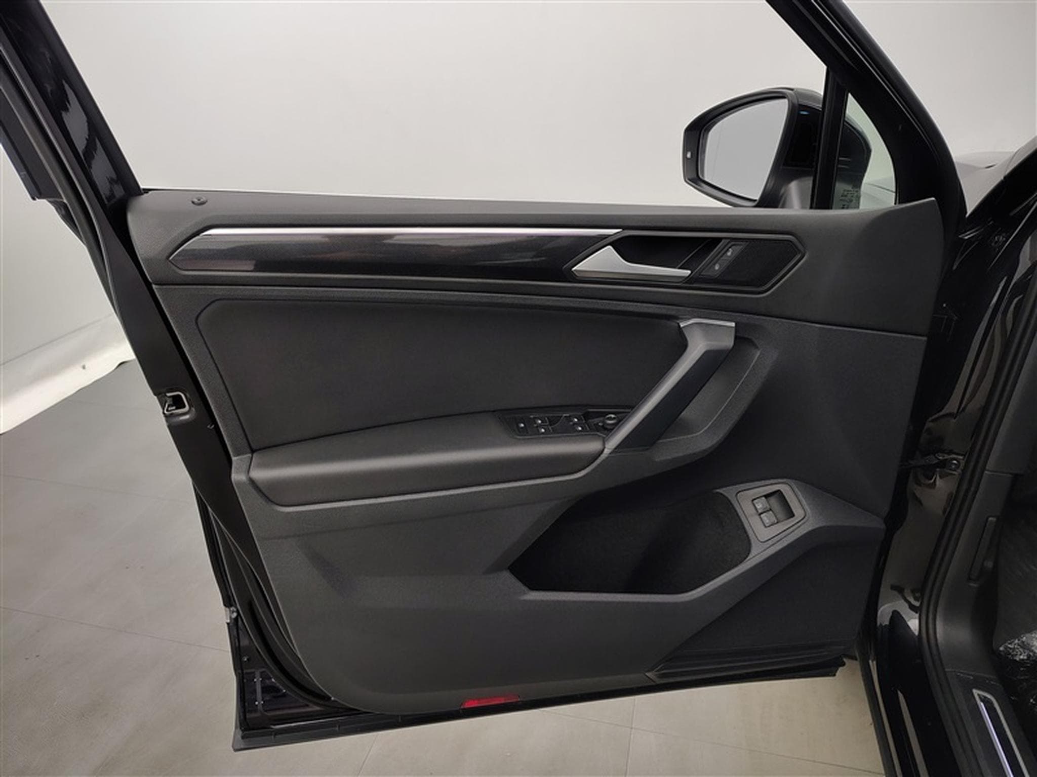 VW Tiguan eHybrid 1.4 Elegance NAVI / CARPLAY / TO PANO / CAMERA360° (2023) - Photo 16