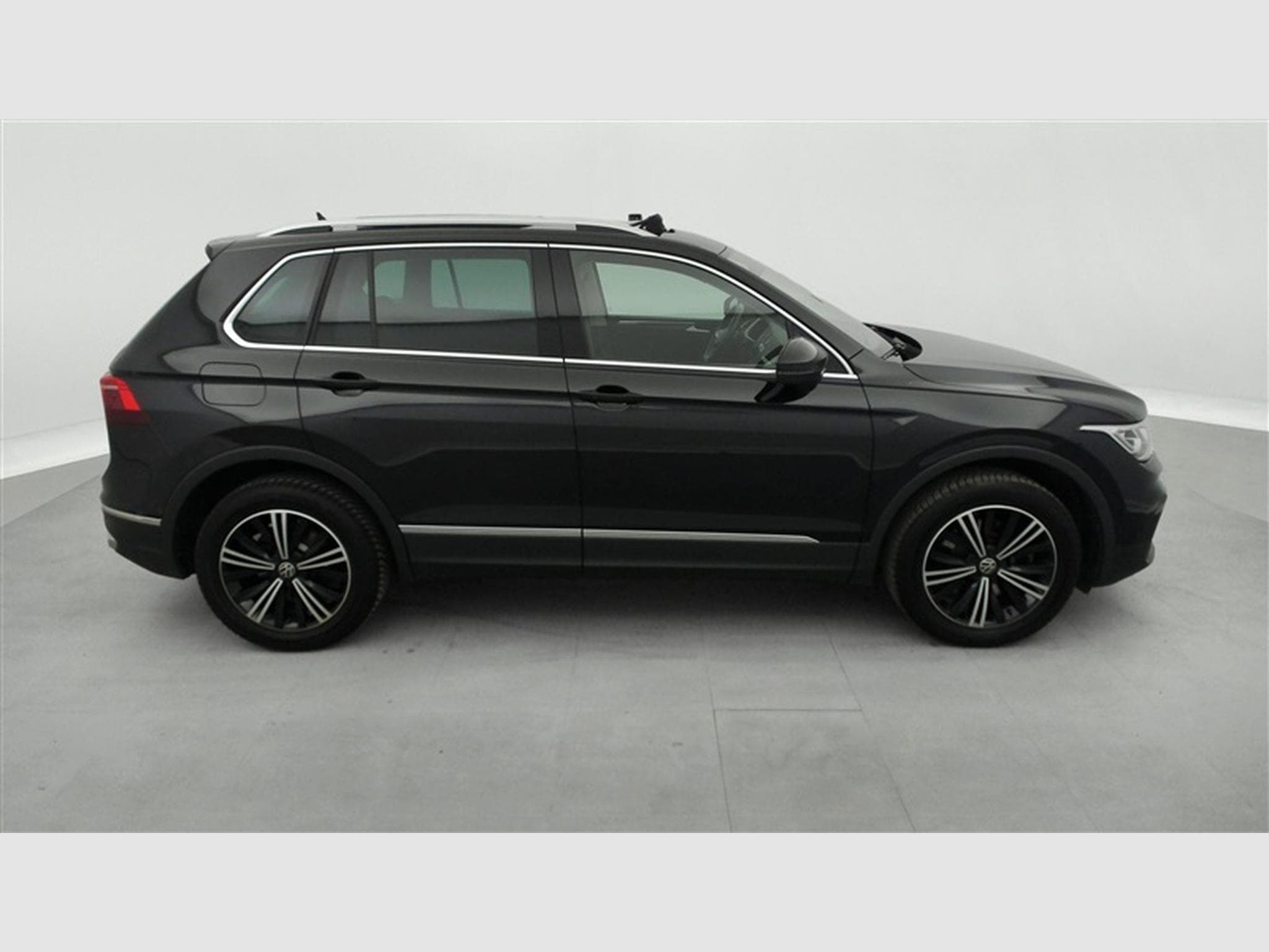 VW Tiguan eHybrid 1.4 Elegance NAVI / CARPLAY / TO PANO / CAMERA360° (2023) - Photo 25