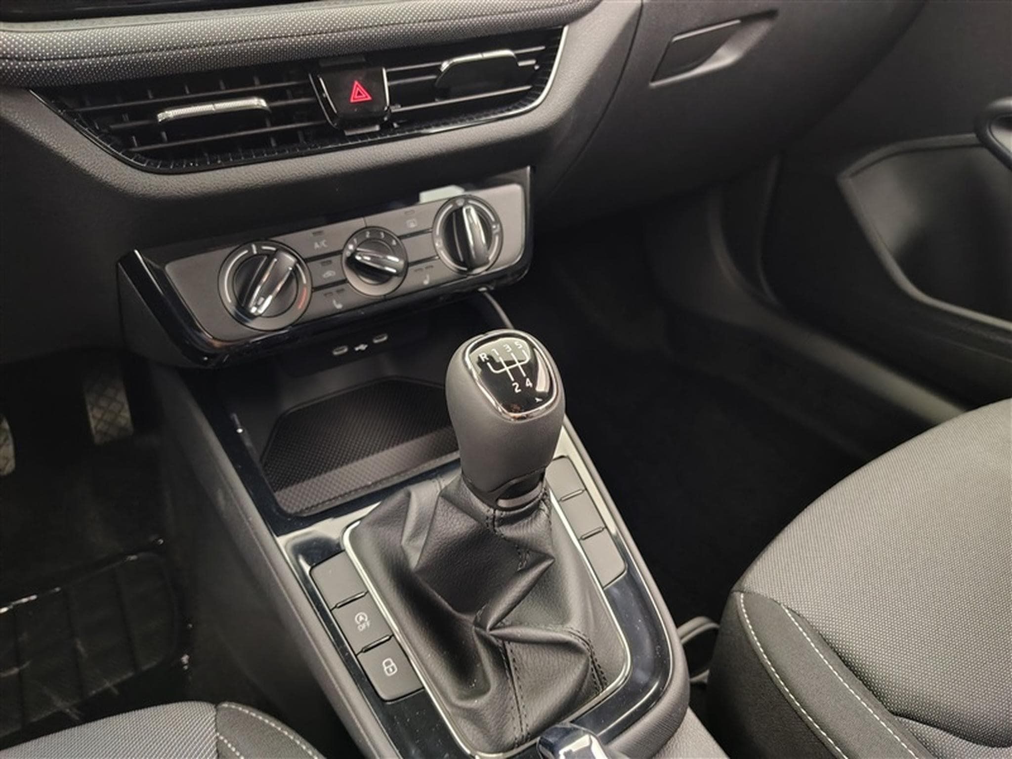 Skoda Fabia 1.0i Selection CARPLAY / FULL LED / KEYLESS / PDC AR (2026) - Photo 12