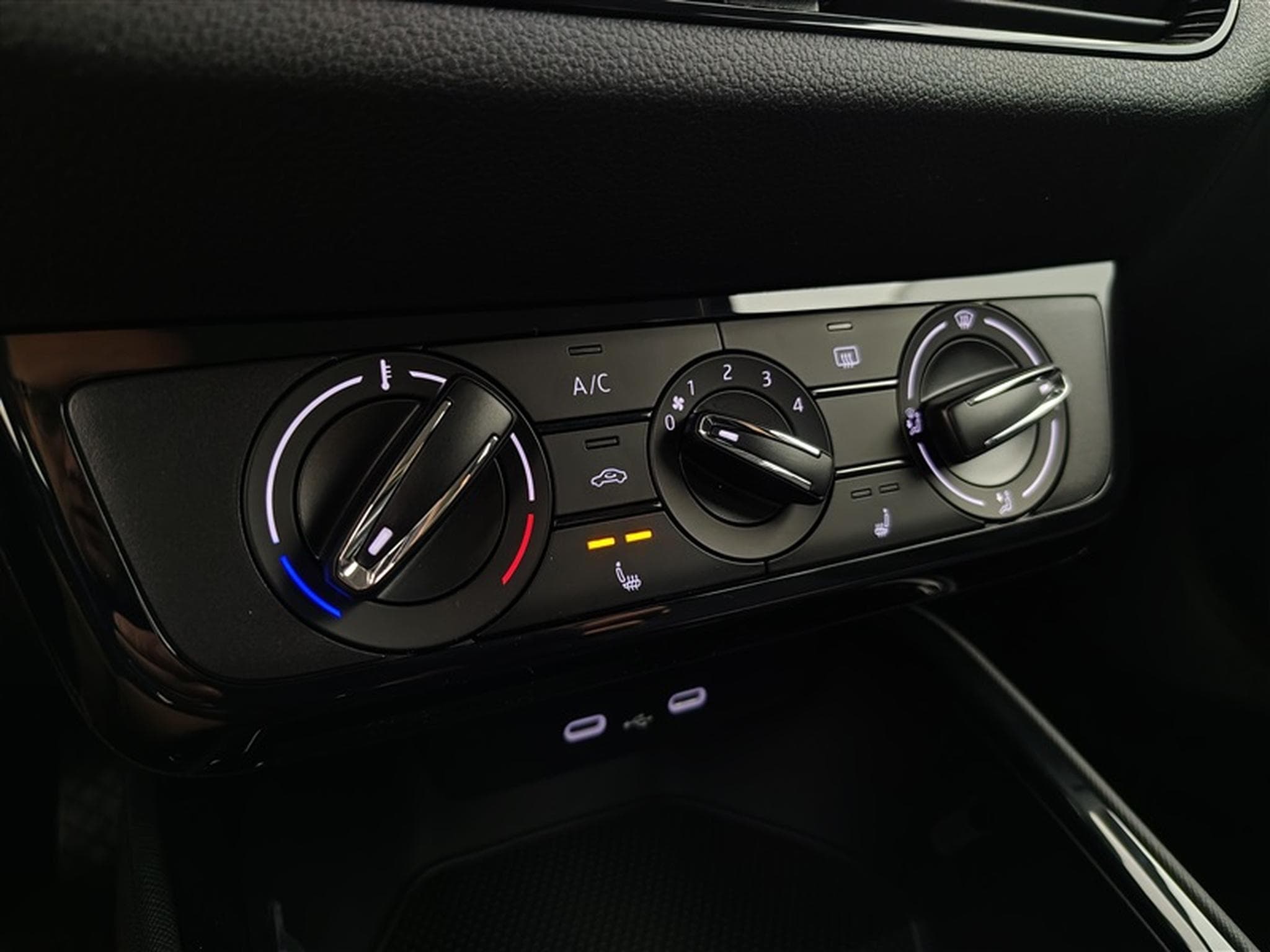 Skoda Fabia 1.0i Selection CARPLAY / FULL LED / KEYLESS / PDC AR (2026) - Photo 19