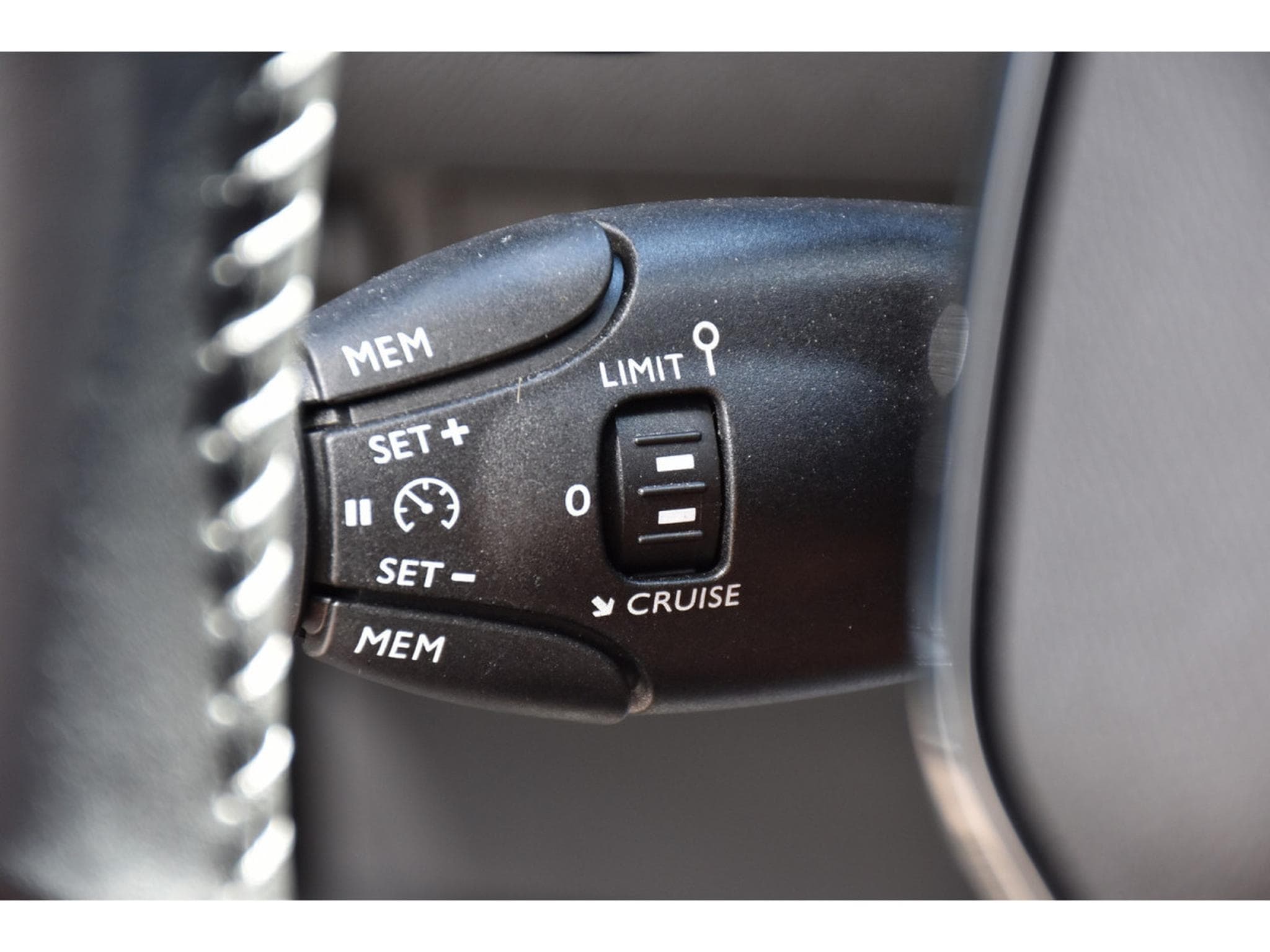 Peugeot 2008 1.2 Hybrid 145 e-DCS6 Style REGUL LANE PDC 1° MAIN (2025) - Photo 16