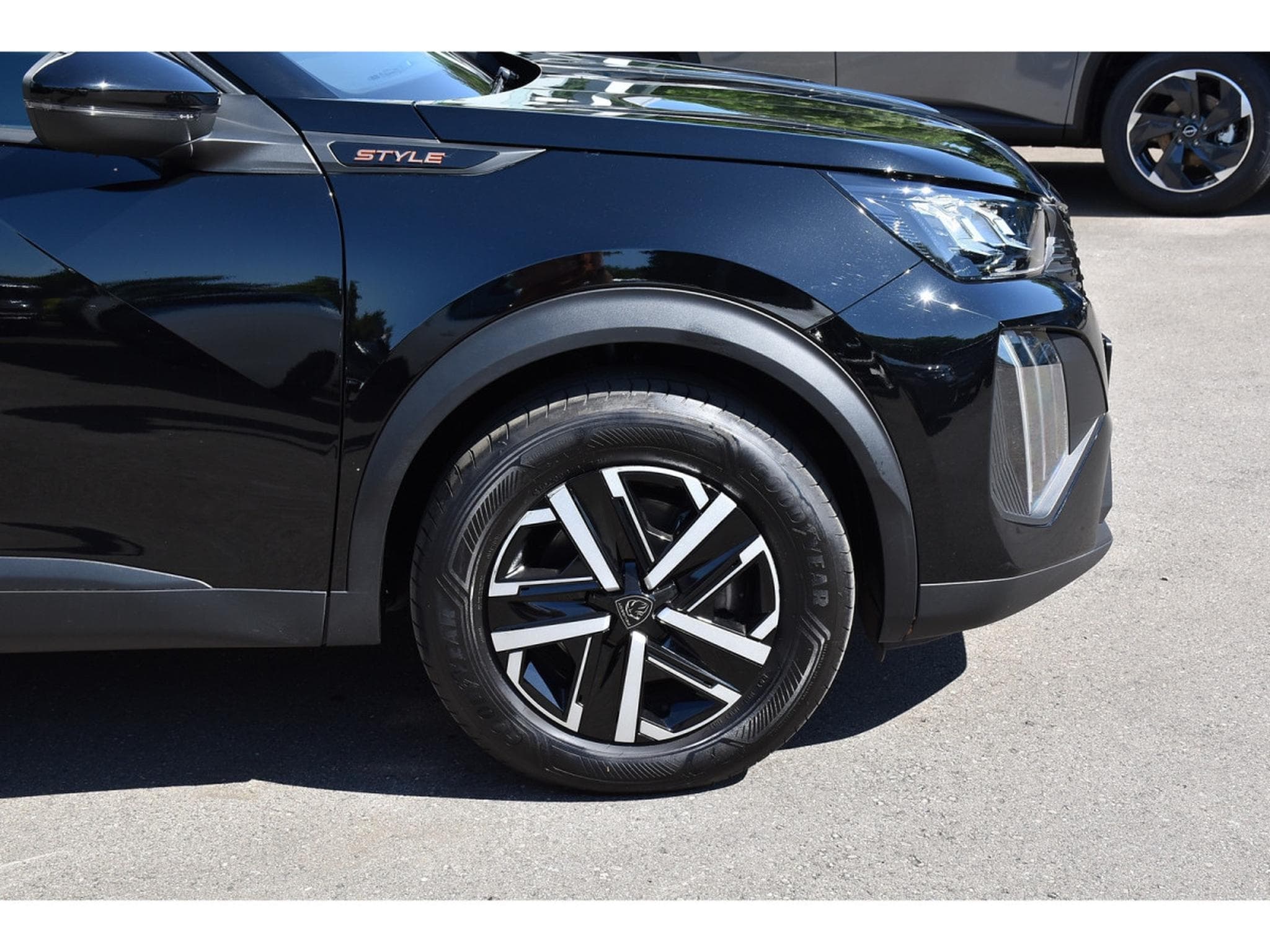 Peugeot 2008 1.2 Hybrid 145 e-DCS6 Style REGUL LANE PDC 1° MAIN (2025) - Photo 5