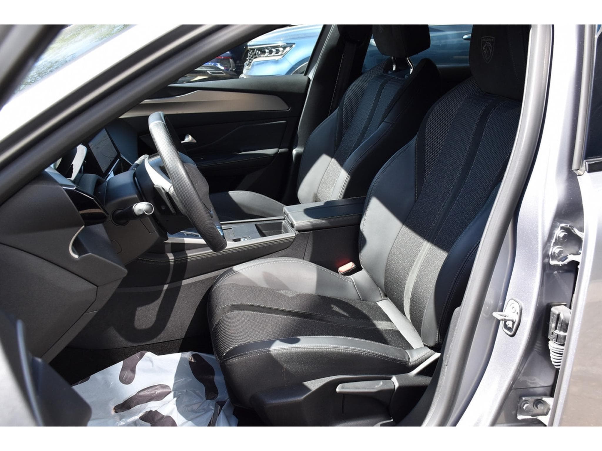 Peugeot 308 1.2 PureTech GT EAT8 REGUL LANE GPS CAM 1° MAIN (2024) - Photo 6