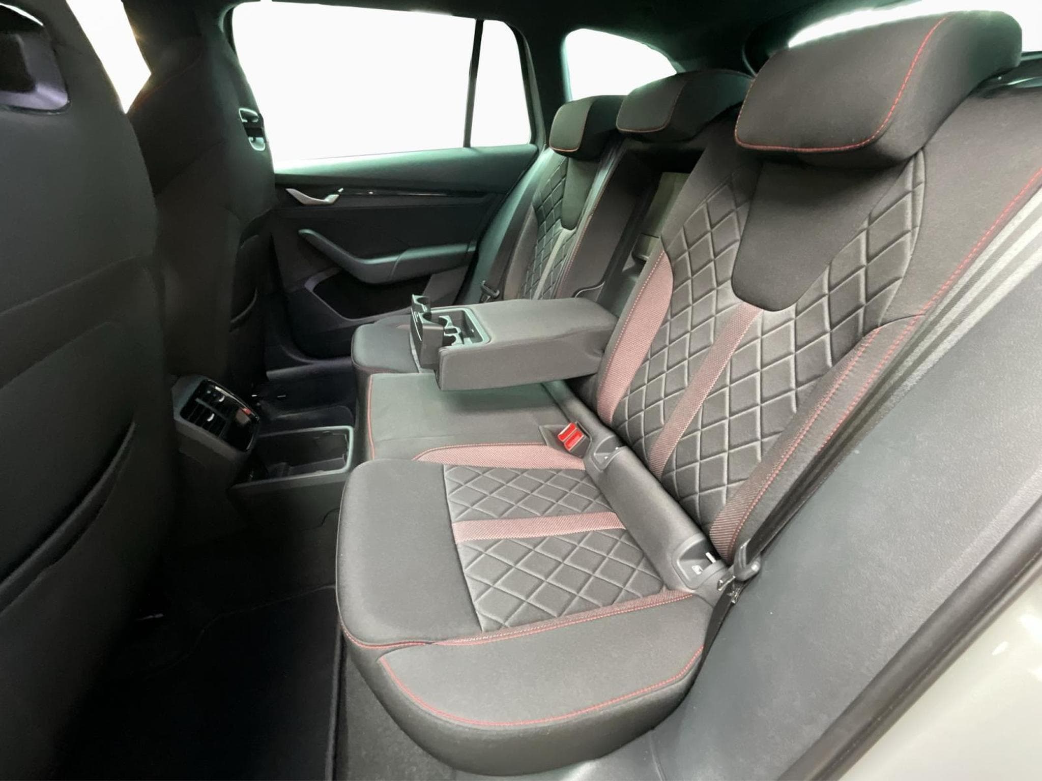 Skoda Octavia RS+DSG+LM19+P.Simply&Clever+LED+NAVI (2025) - Foto 15