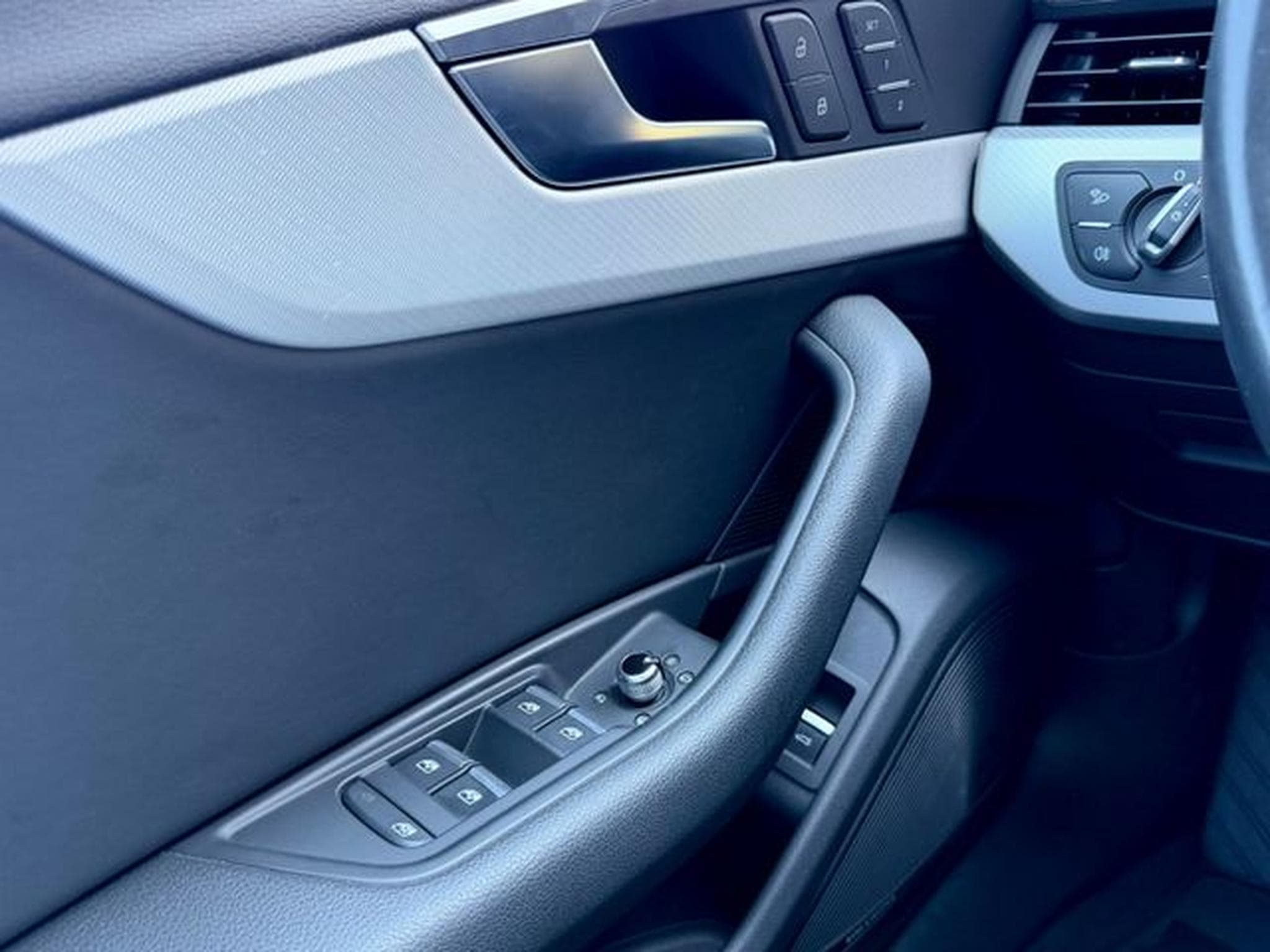 Audi A4 A4 Avant 2.0 TFSI quattro sport/PANO/HUD/B&amp;O/AHK (2018) - Photo 17