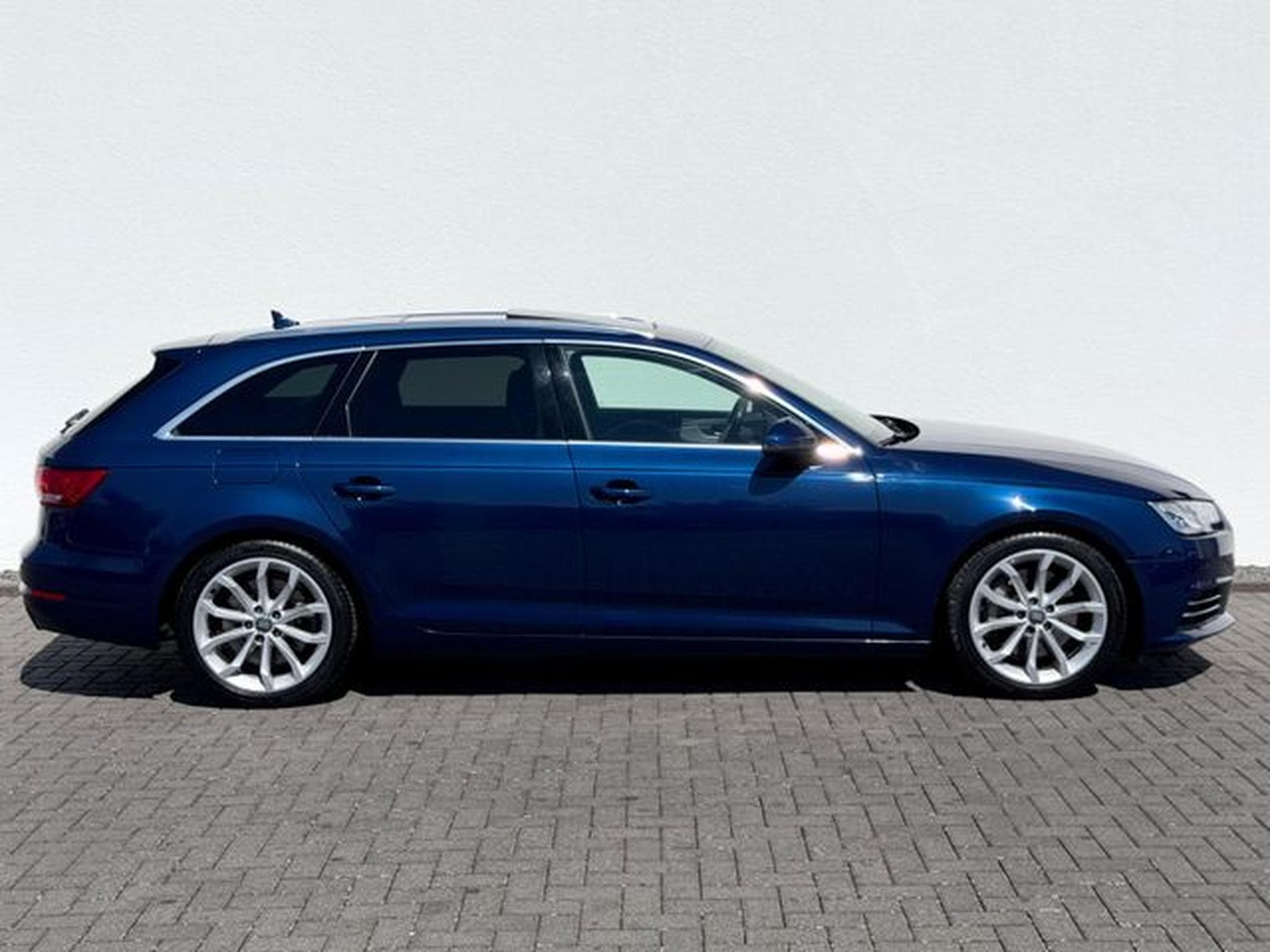 Audi A4 A4 Avant 2.0 TFSI quattro sport/PANO/HUD/B&amp;O/AHK (2018) - Photo 4
